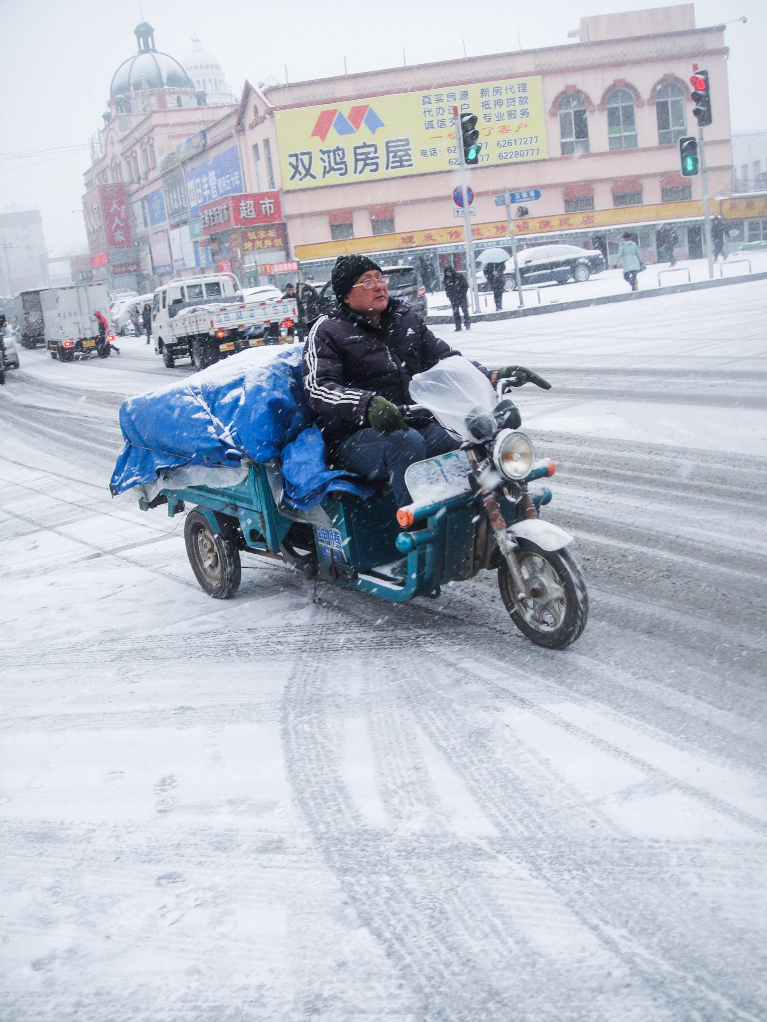 Sony DSC-T90 sample photo. 雪中骑车的人 photography