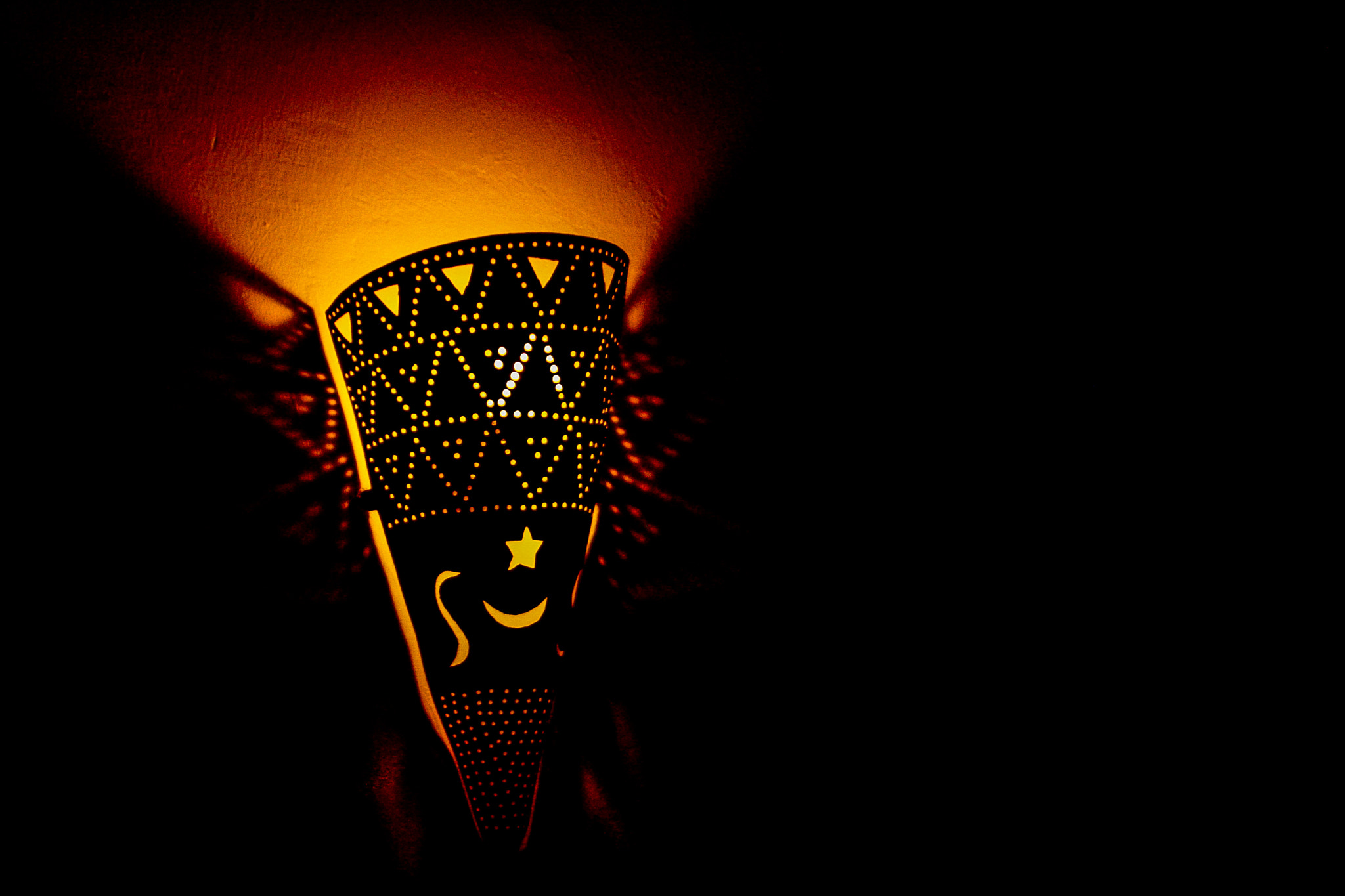 Canon EF-S 17-55mm F2.8 IS USM sample photo. Wandlampe, zanzibar photography
