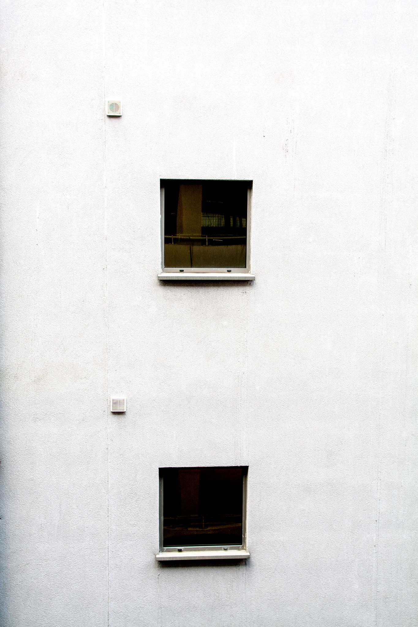 Canon EOS 450D (EOS Rebel XSi / EOS Kiss X2) sample photo. Four squares on a concrete wall photography