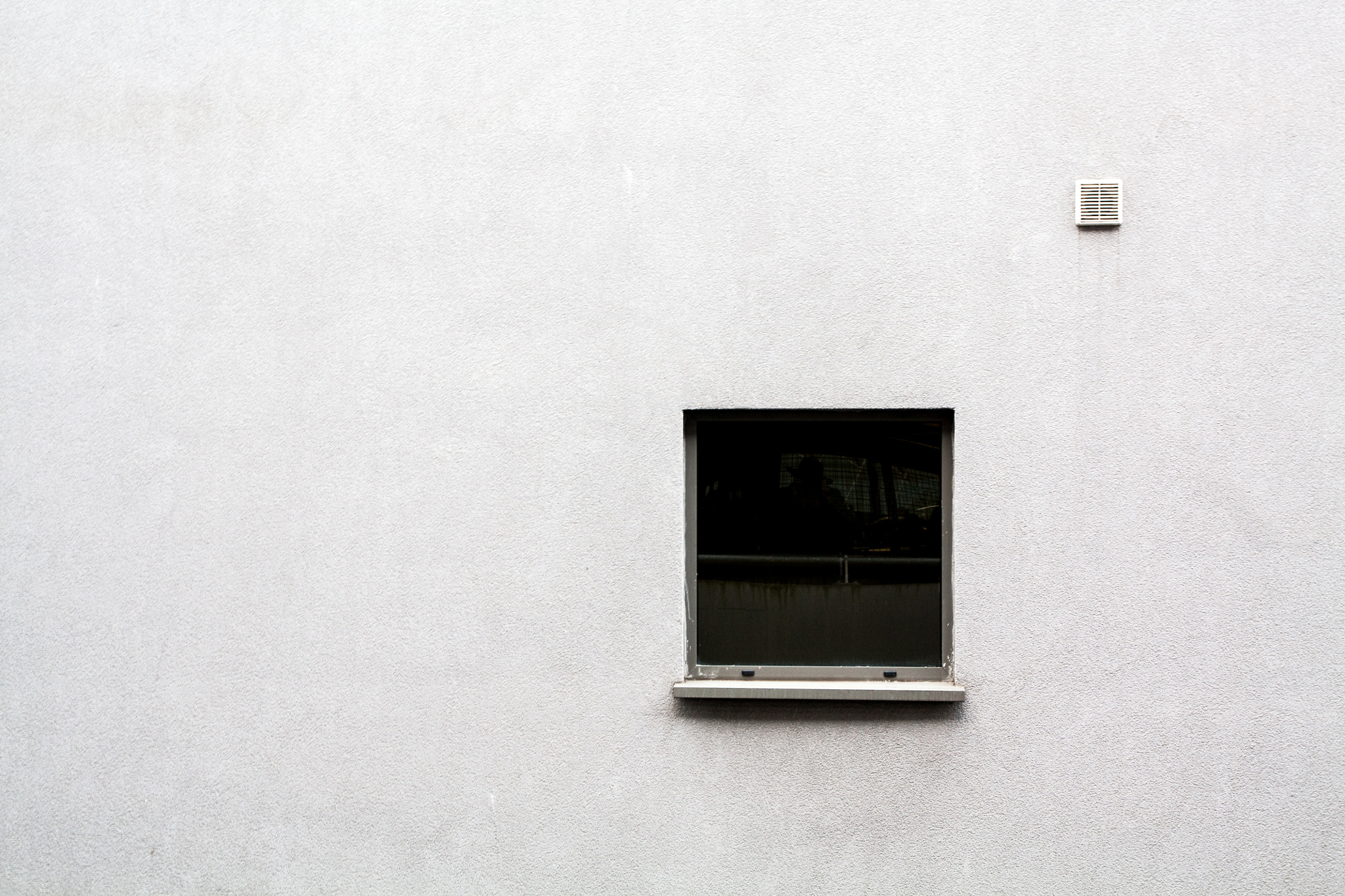 Canon EOS 450D (EOS Rebel XSi / EOS Kiss X2) sample photo. Tw squares on a concrete wall photography