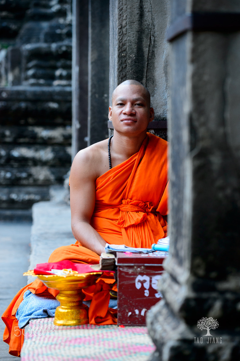 Nikon AF-S Nikkor 70-200mm F4G ED VR sample photo. Smiling monk photography