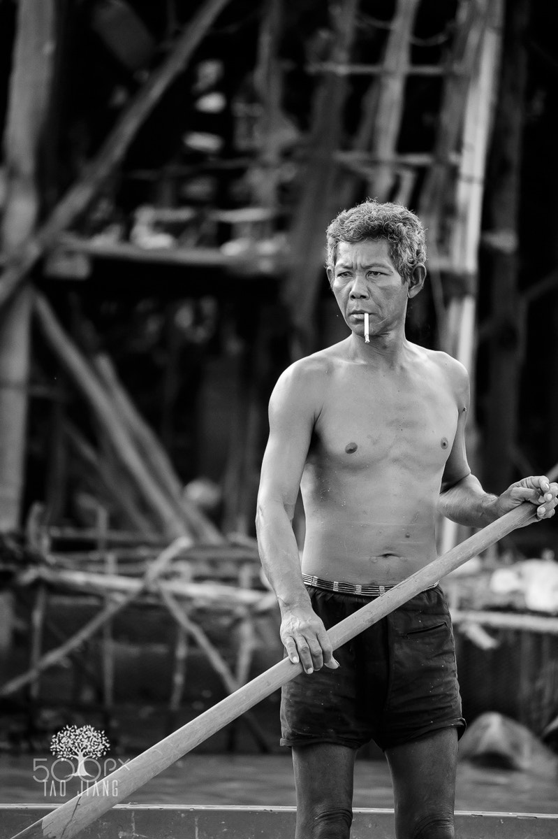 Nikon AF-S Nikkor 70-200mm F4G ED VR sample photo. A strong man holding a paddle photography