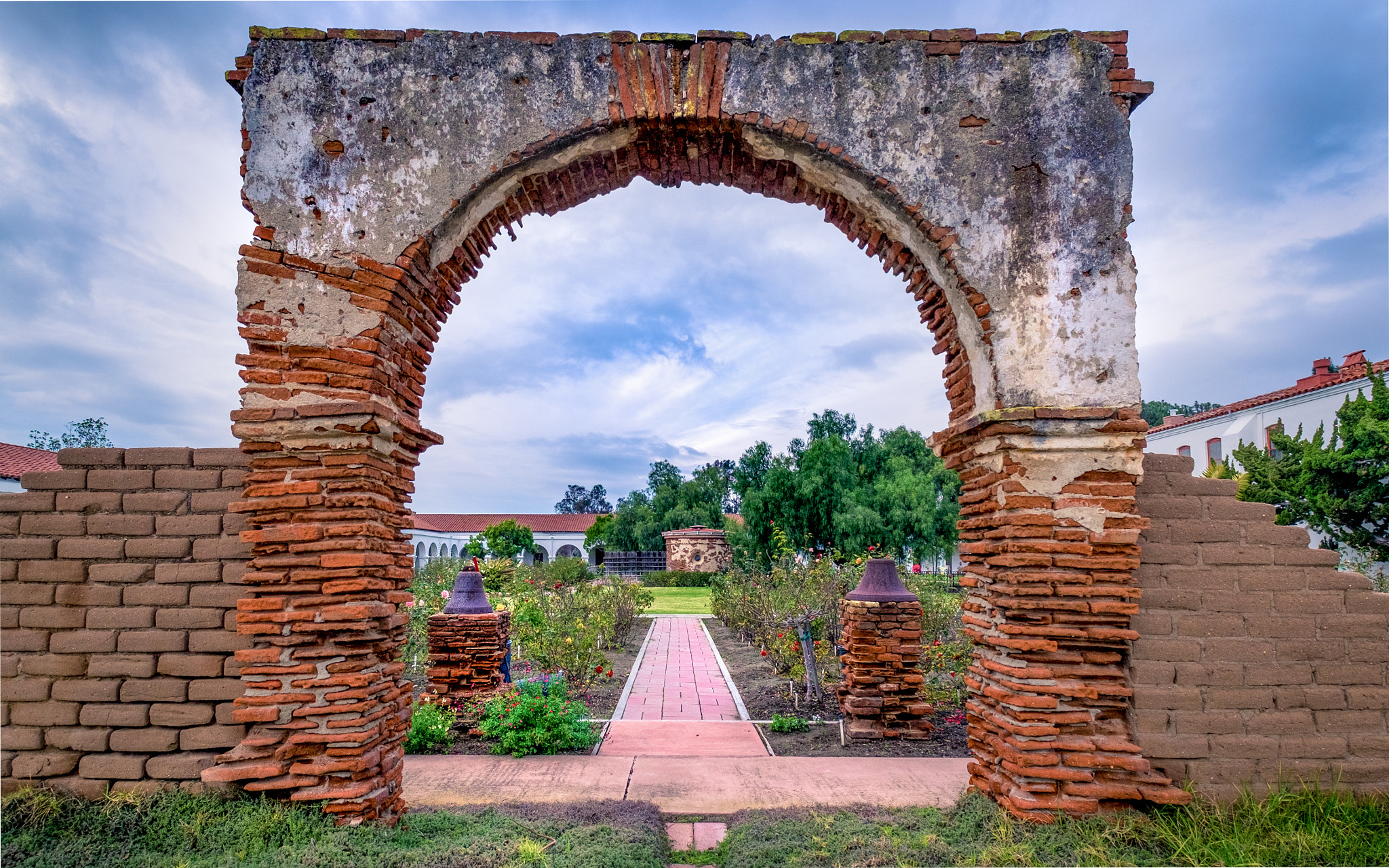 Fujifilm X-T10 sample photo. Garden archway photography