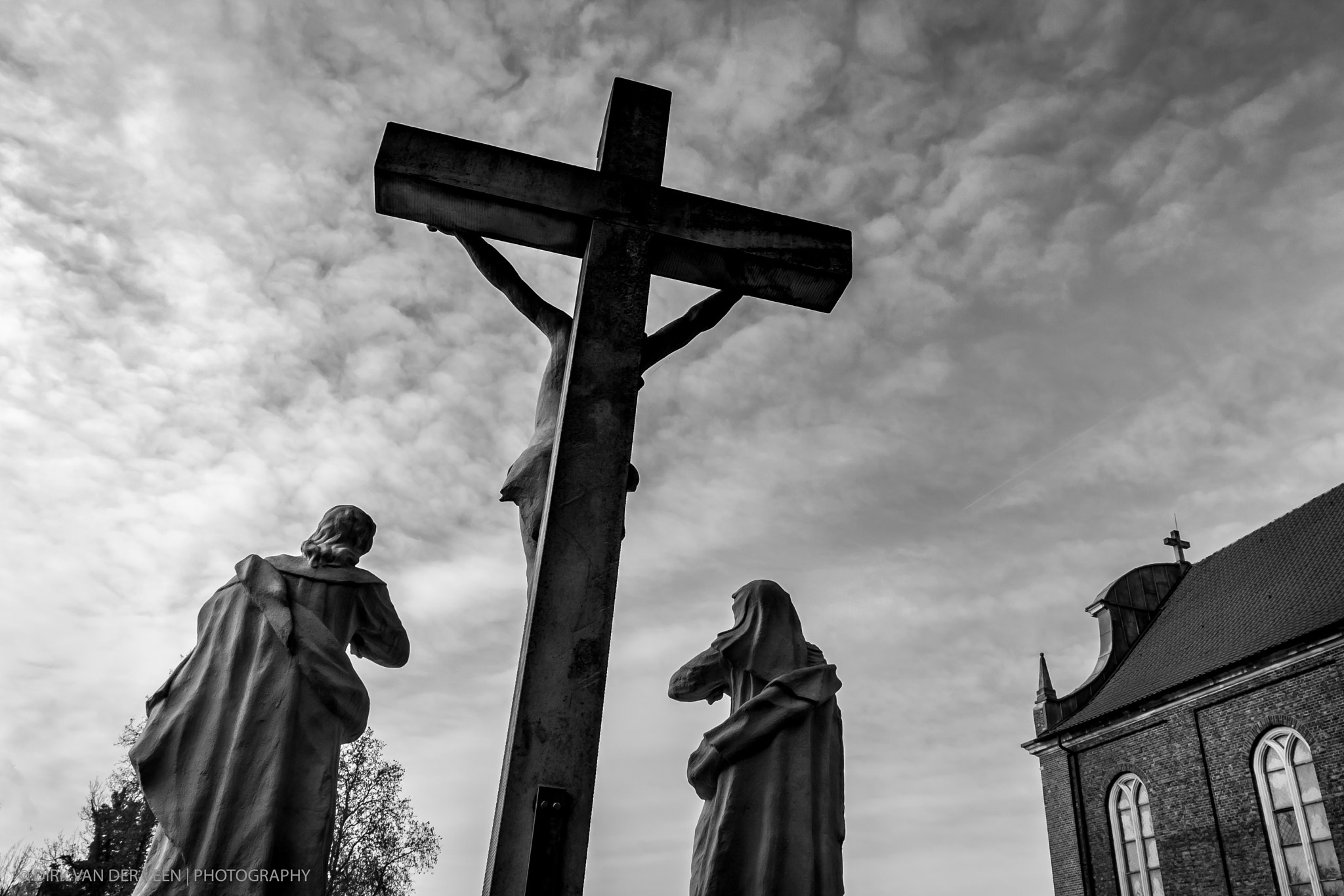 Canon EF 16-35mm F4L IS USM sample photo. Crucifix zwillbrock photography