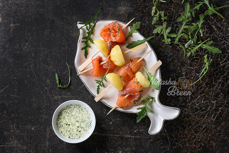 Canon EOS 700D (EOS Rebel T5i / EOS Kiss X7i) + Canon EF 70-200mm F4L IS USM sample photo. Appetizer with smoked salmon and potatoes photography