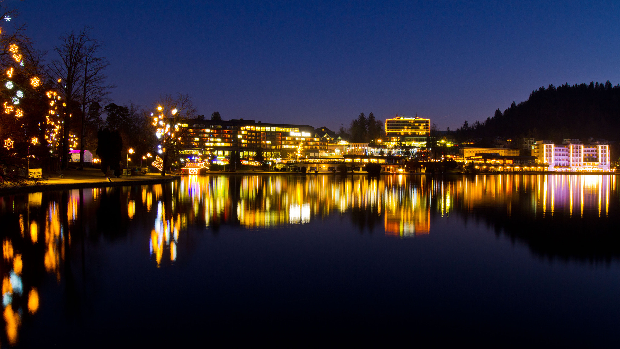 Canon EF 16-35mm F4L IS USM sample photo. Symmetry photography