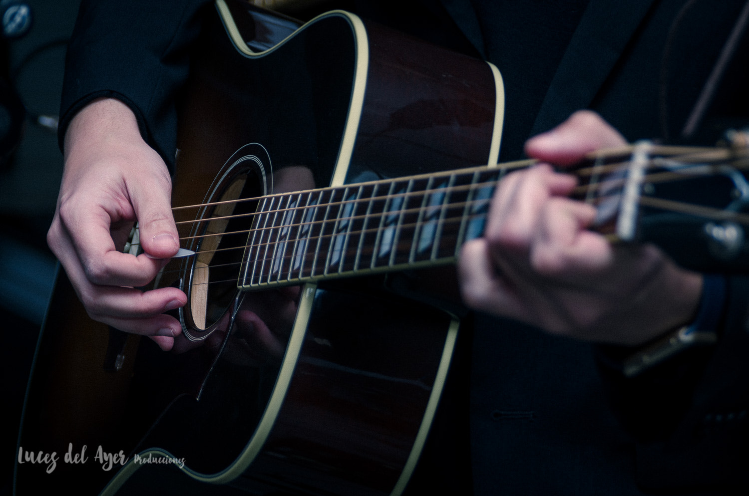 AF Zoom-Nikkor 28-105mm f/3.5-4.5D IF sample photo. "ellas" band concert photography