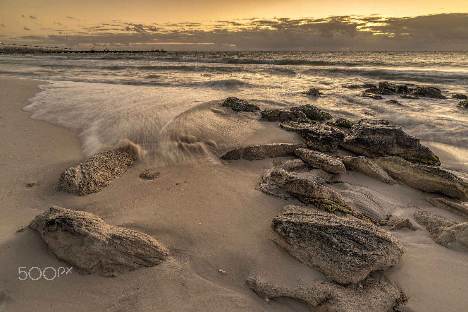Nikon D5500 sample photo. Basura entre las rocas photography