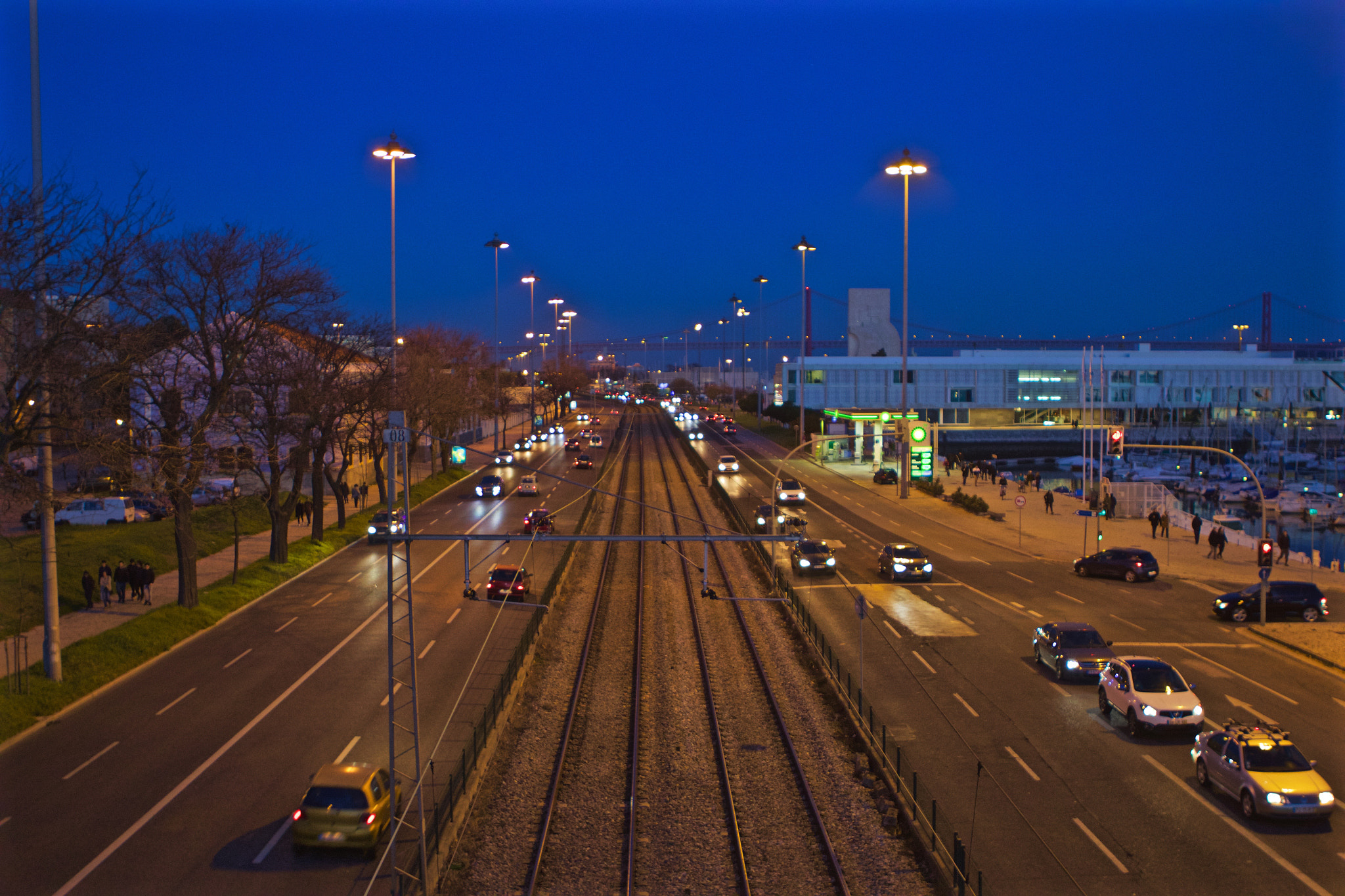 Canon EOS 600D (Rebel EOS T3i / EOS Kiss X5) sample photo. Walking on the bridge. photography