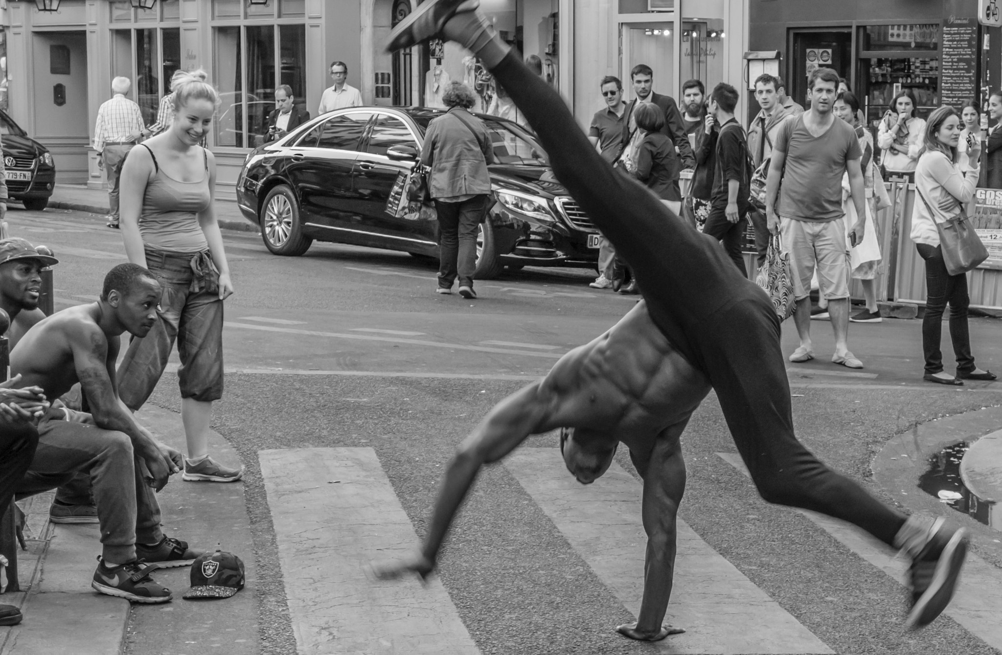 Nikon 1 AW1 sample photo. "dancing in the street"/paris photography