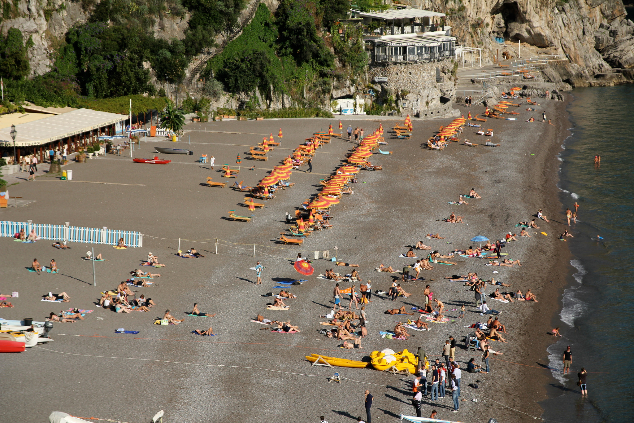 Canon EOS 550D (EOS Rebel T2i / EOS Kiss X4) sample photo. Positano beach miniature photography
