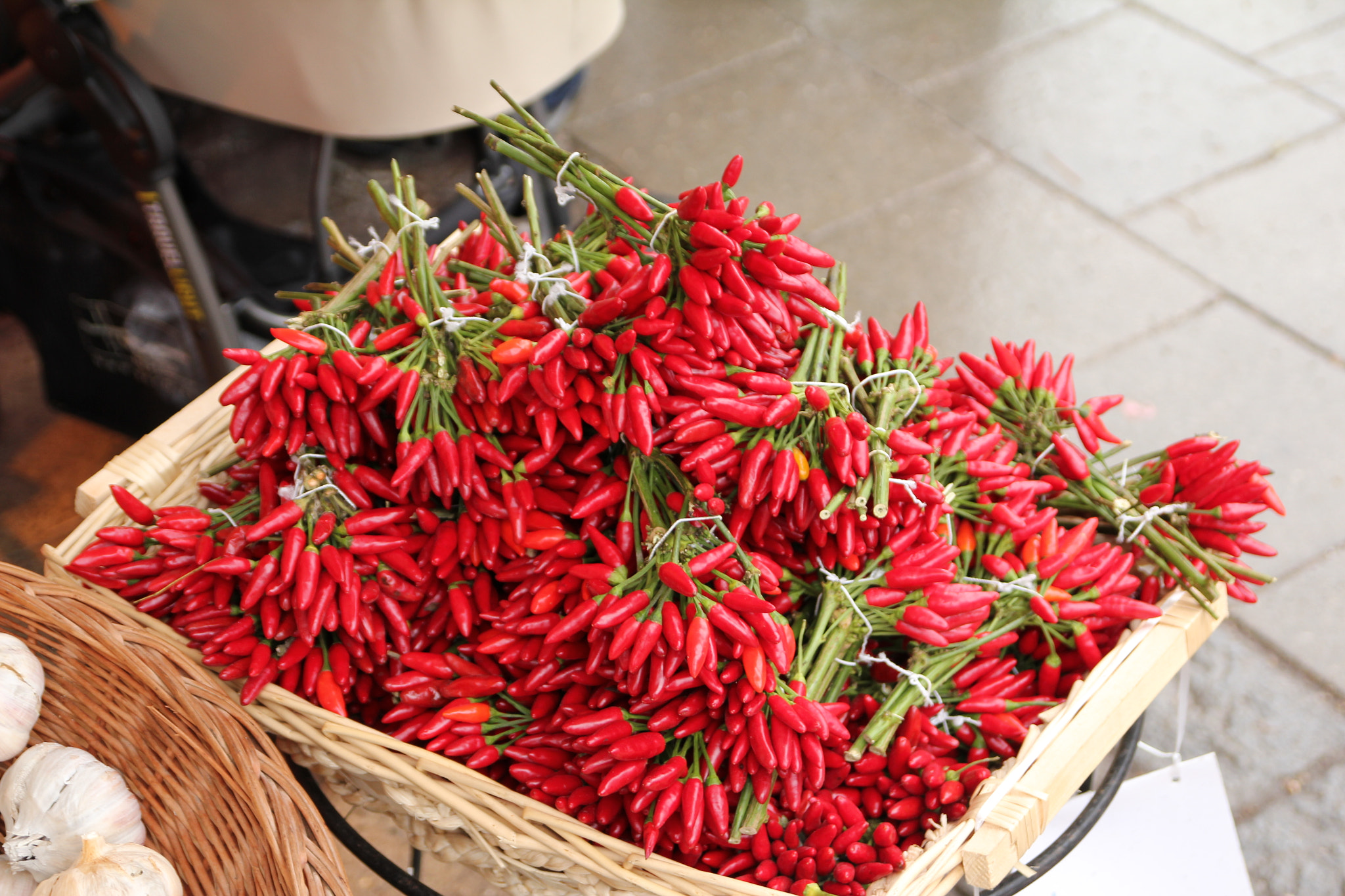 Canon EOS 550D (EOS Rebel T2i / EOS Kiss X4) sample photo. Munich market chili peppers photography