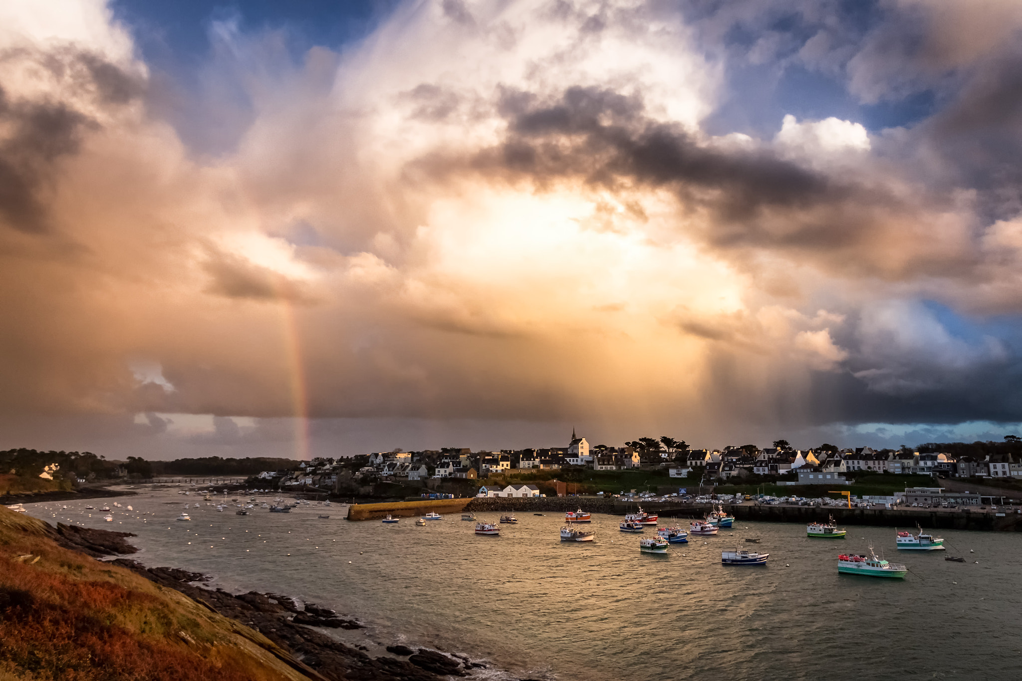 Canon EF-S 10-22mm F3.5-4.5 USM sample photo. Winter in brittany, france. le conquet under the rain photography