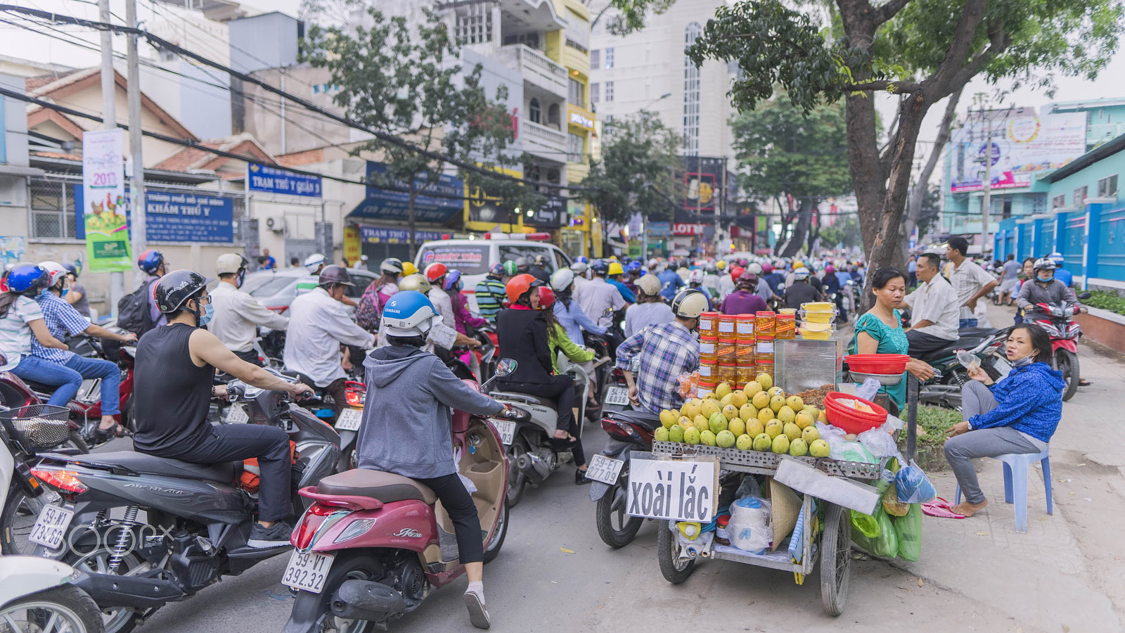 Sony a7 II + Sigma 24mm F1.4 DG HSM Art sample photo. Traffic photography