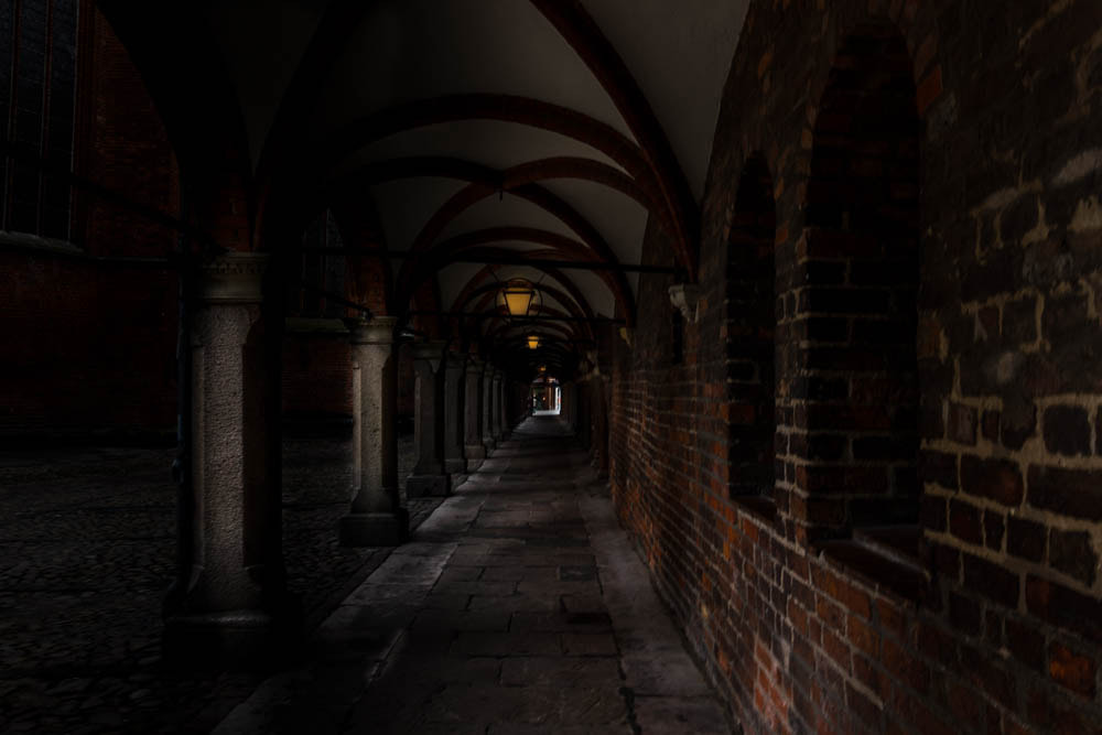 Canon EOS 100D (EOS Rebel SL1 / EOS Kiss X7) sample photo. Dark way in lübeck photography