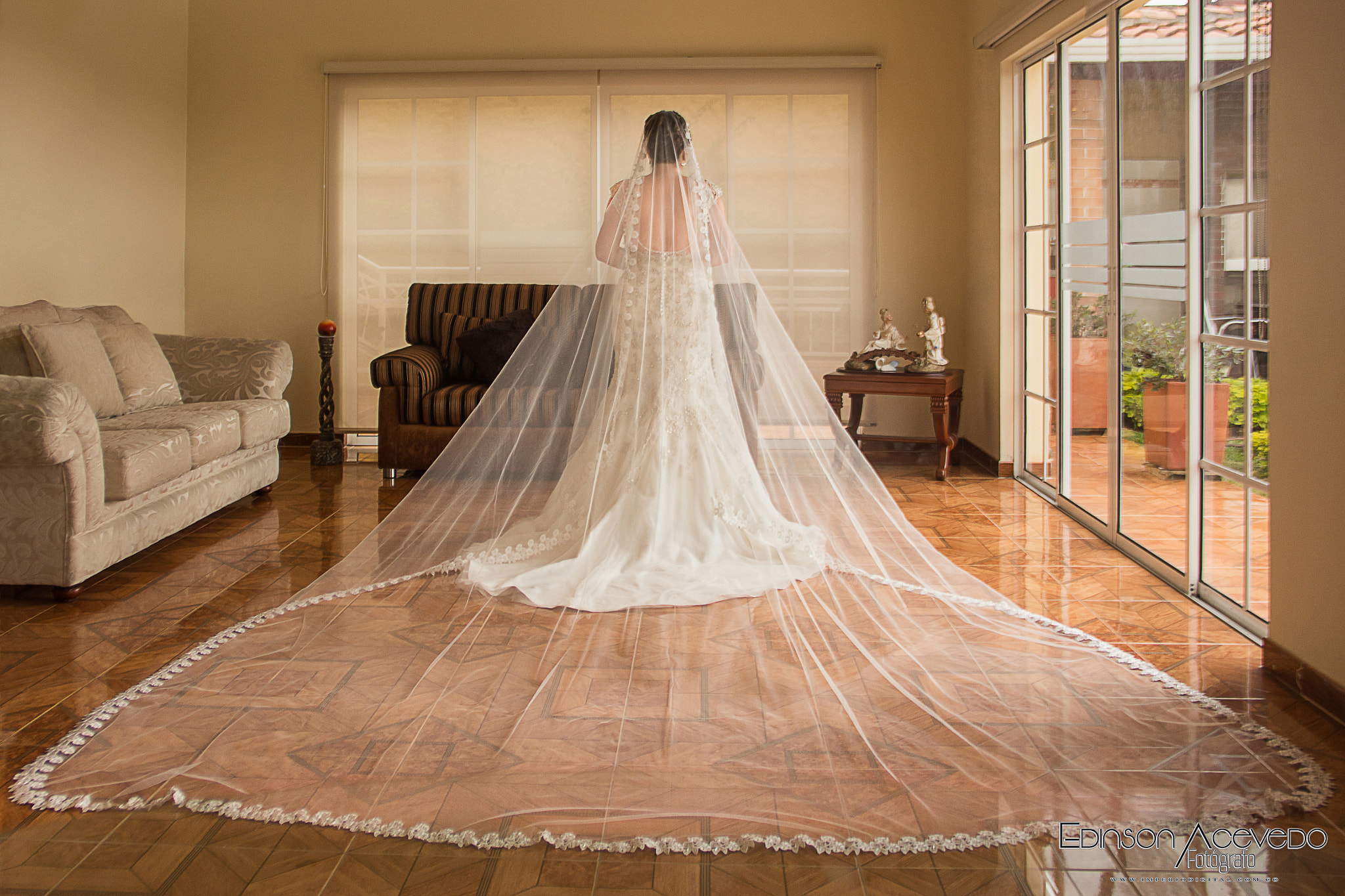 Canon EF-S 18-135mm F3.5-5.6 IS sample photo. Velo de novia photography