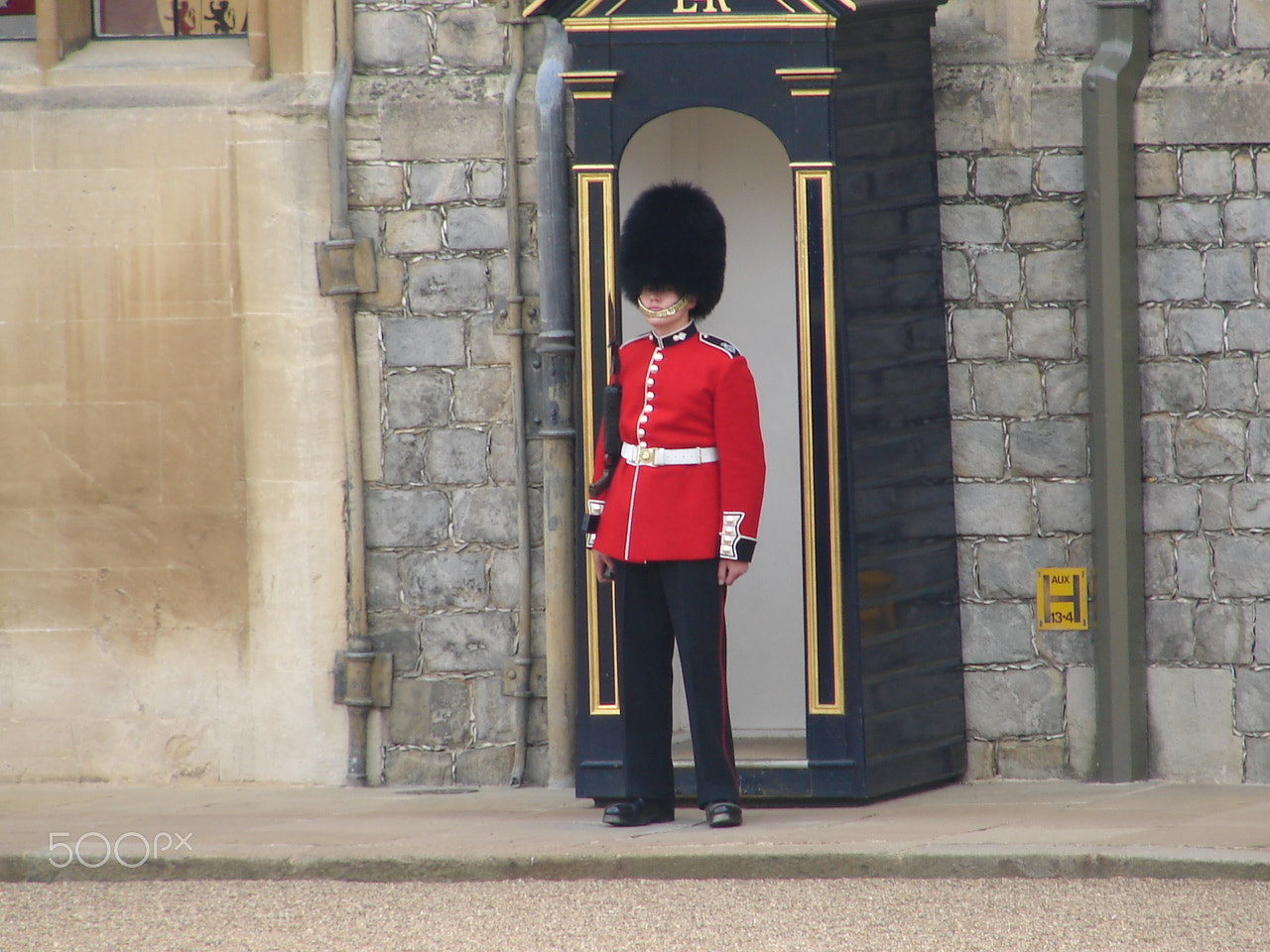 Sony DSC-H1 sample photo. Windsor castle guard photography