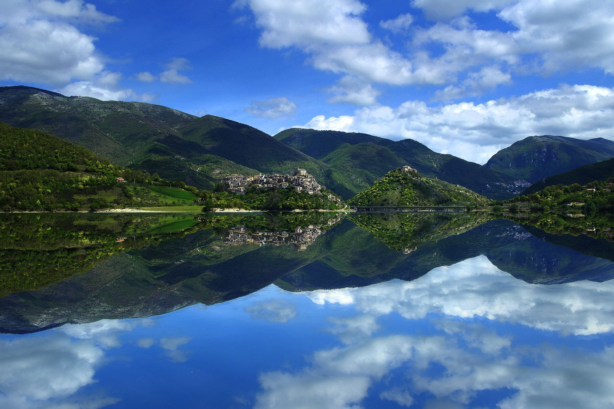 Samsung NX1100 sample photo. Castel di tora lago del turano photography