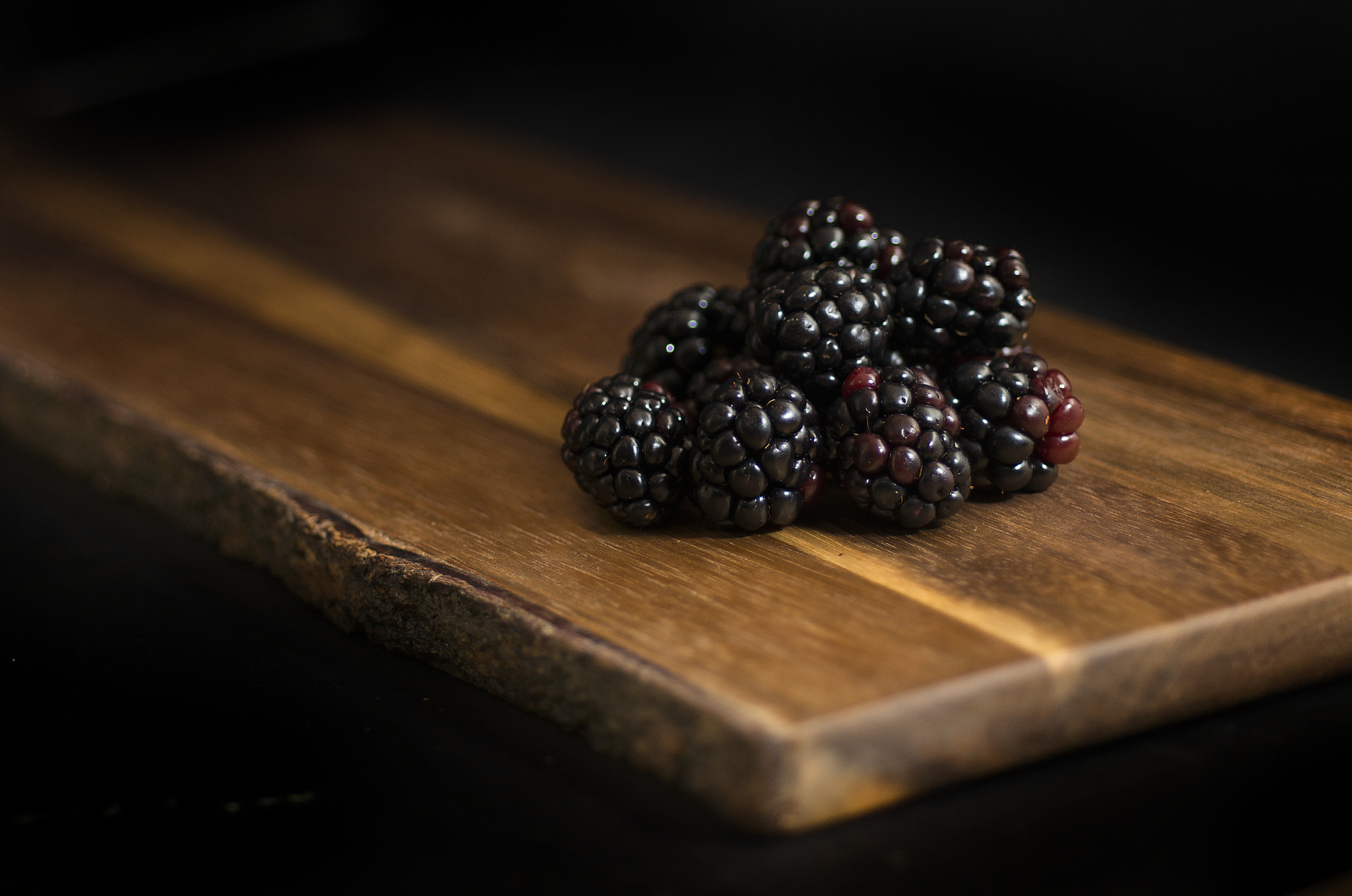 Nikon AF Micro-Nikkor 60mm F2.8D sample photo. Blackberries on a board photography