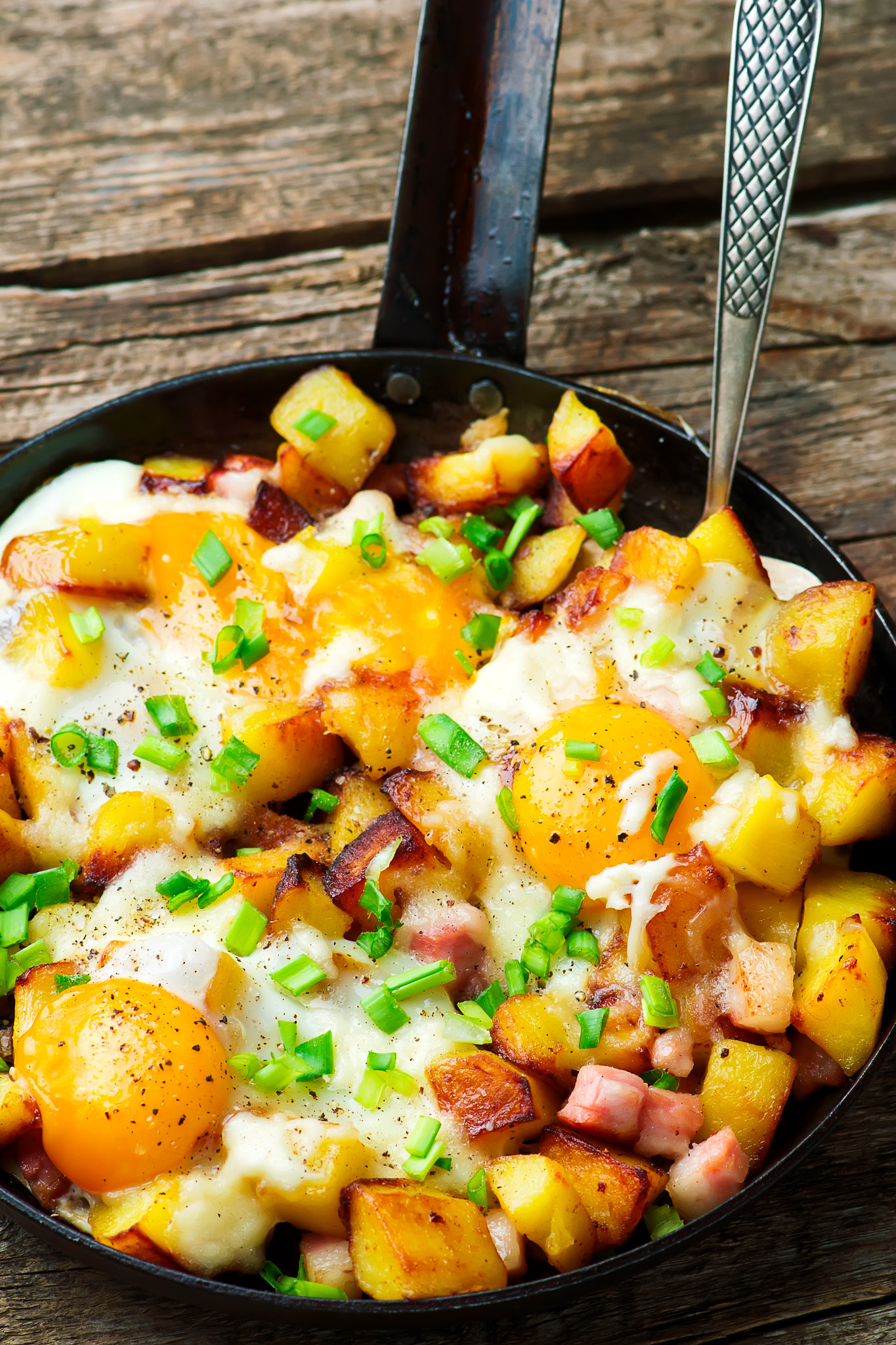 Nikon AF-S Micro-Nikkor 105mm F2.8G IF-ED VR sample photo. Cheesy bacon and egg hash photography