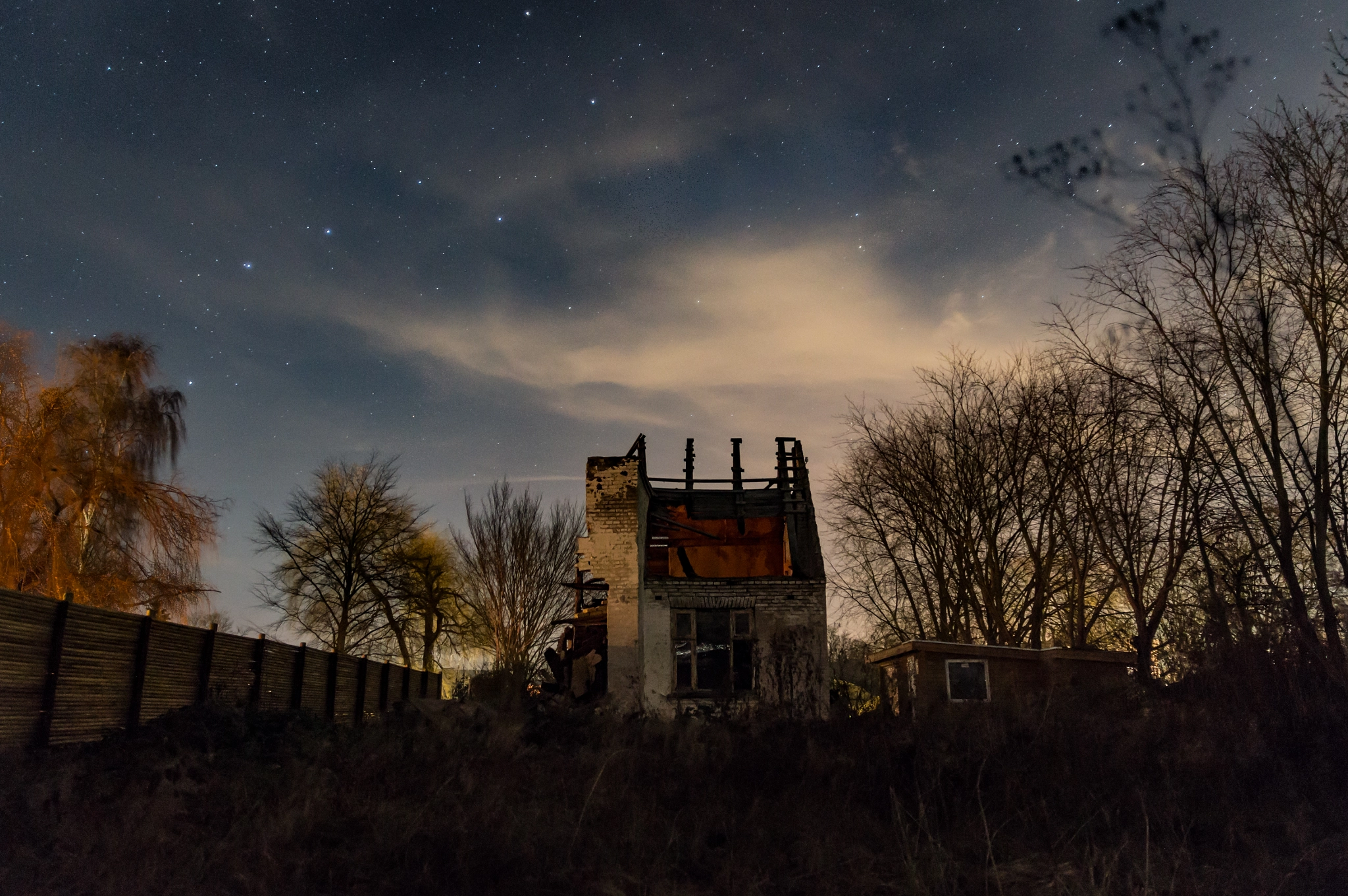 Sony SLT-A55 (SLT-A55V) + Sigma 17-70mm F2.8-4 DC Macro HSM sample photo. Abandoned house photography