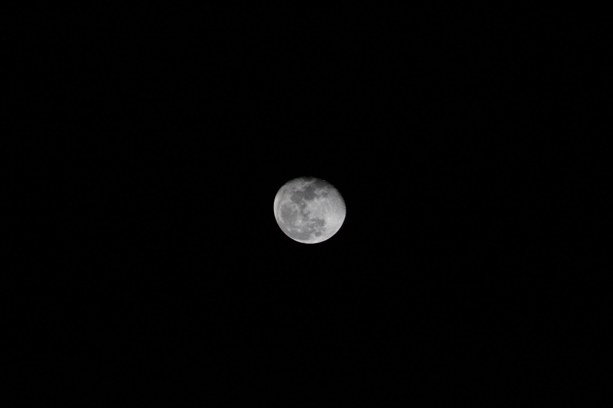 Canon EOS 1300D (EOS Rebel T6 / EOS Kiss X80) + EF75-300mm f/4-5.6 sample photo. Moon photography