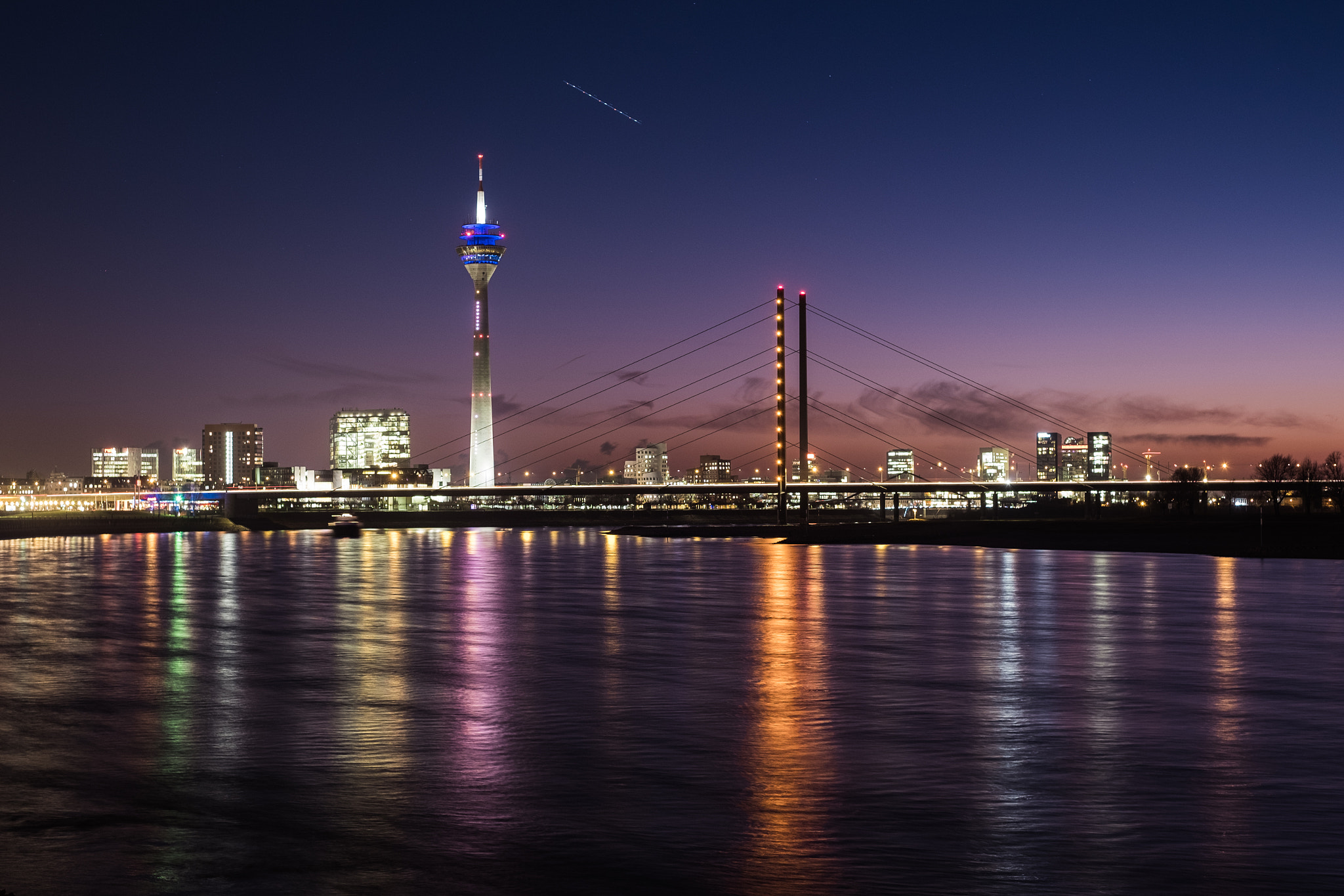 Fujifilm X-E2S + Fujifilm XF 35mm F1.4 R sample photo. Skyline of düsseldorf photography