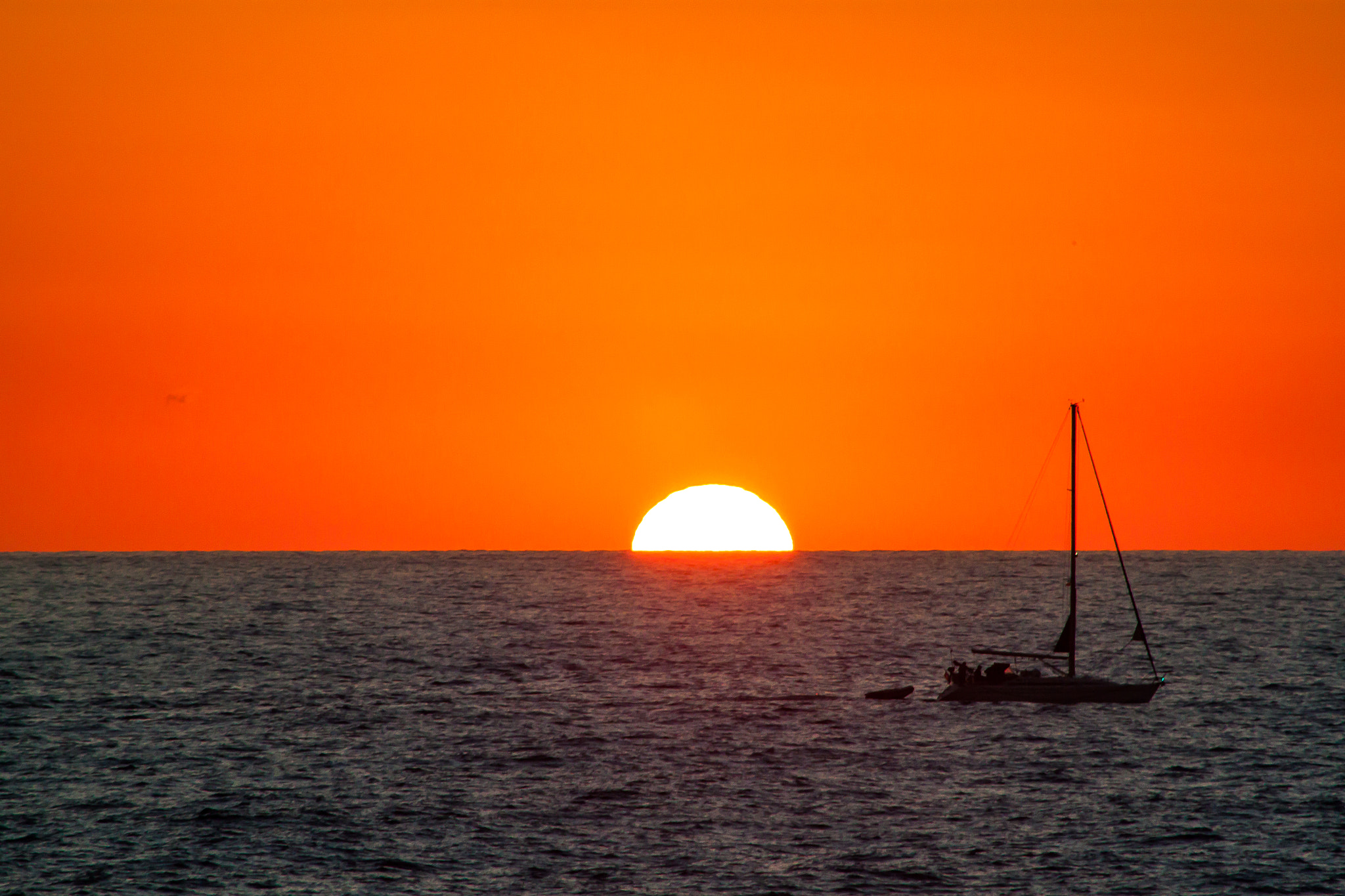 Canon EOS 500D (EOS Rebel T1i / EOS Kiss X3) + EF75-300mm f/4-5.6 sample photo. Yacht passes the setting sun photography