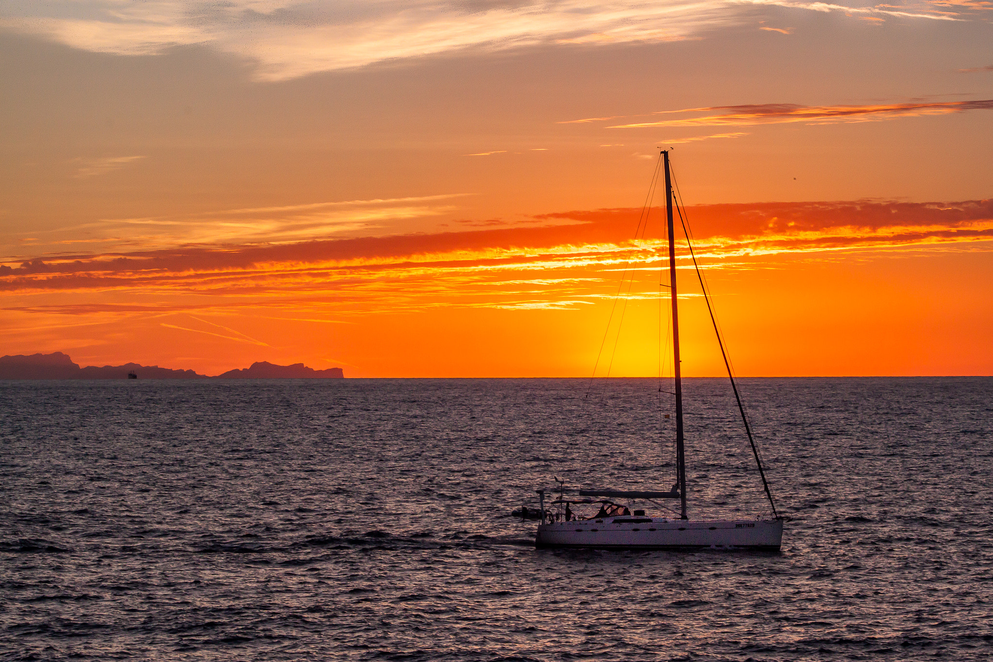 Canon EOS 500D (EOS Rebel T1i / EOS Kiss X3) + EF75-300mm f/4-5.6 sample photo. Yacht in setting sun photography