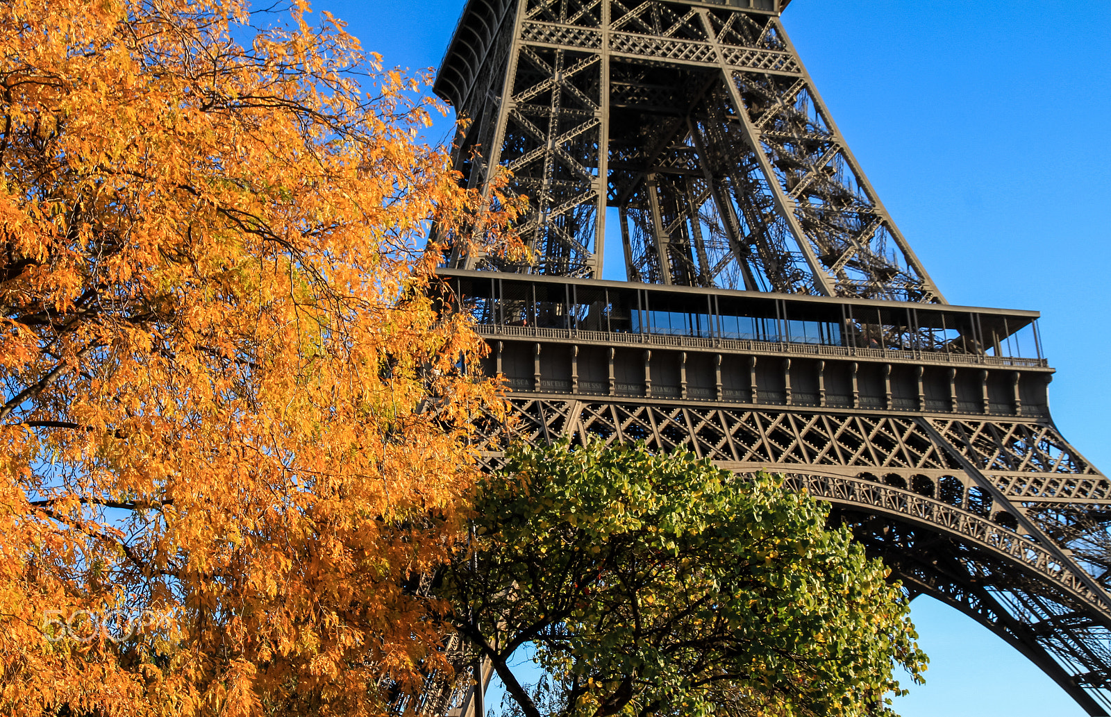 Canon EOS 500D (EOS Rebel T1i / EOS Kiss X3) + Canon EF-S 15-85mm F3.5-5.6 IS USM sample photo. Eiffel tower.autumn. photography