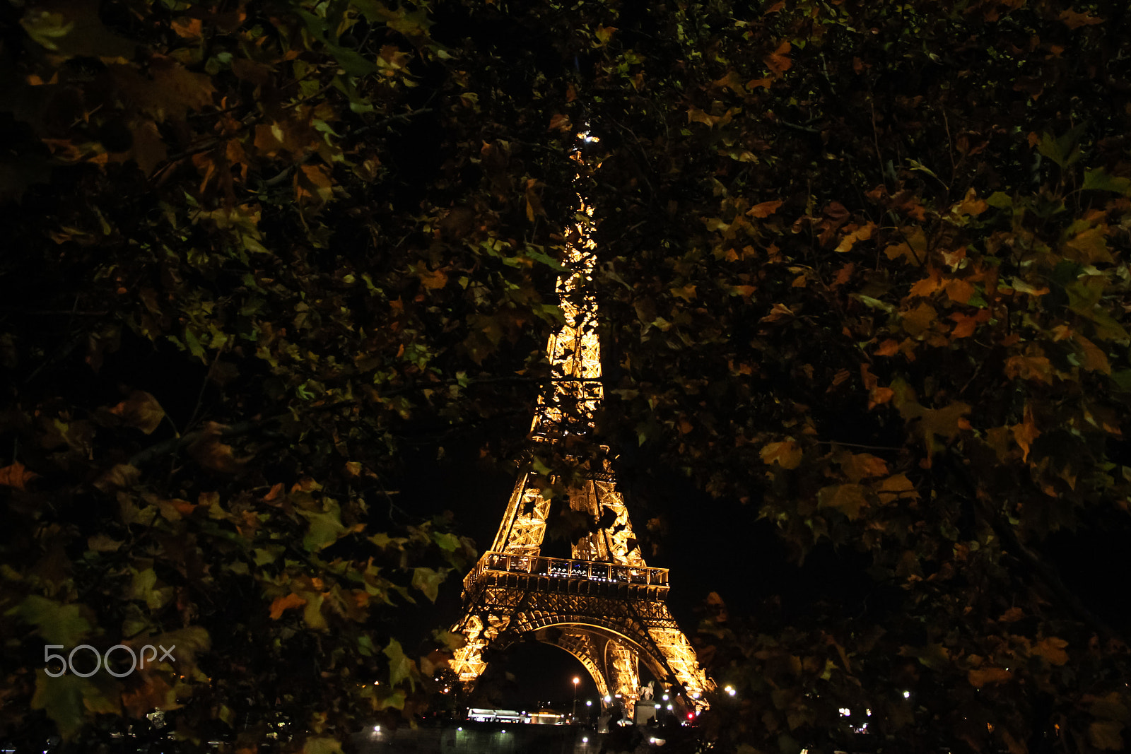 Canon EOS 500D (EOS Rebel T1i / EOS Kiss X3) + Canon EF-S 15-85mm F3.5-5.6 IS USM sample photo. Eiffel tower at night. french autumn. photography