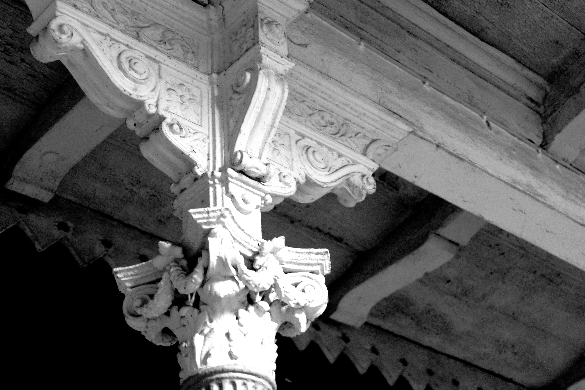 Pentax smc DA 35mm F2.8 Macro Limited sample photo. Ancient entablature in early morning photography