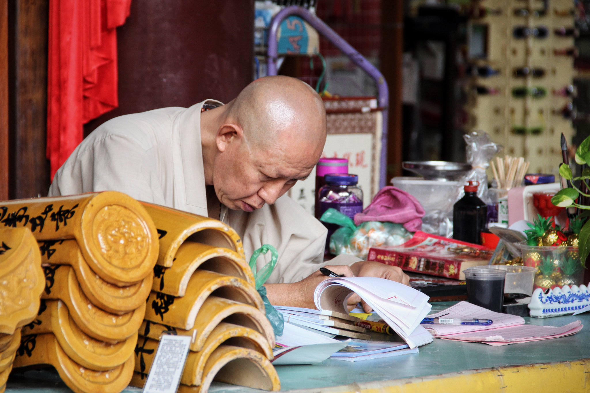 Canon EF-S 18-135mm F3.5-5.6 IS sample photo. Monk in penang... photography