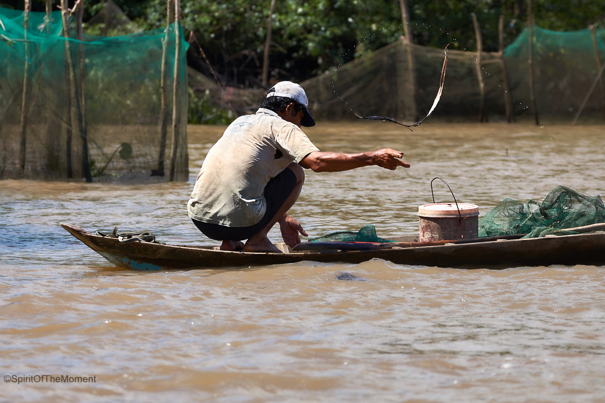 Sony 70-300mm F4.5-5.6 G SSM sample photo. Vietnamese fisherman on mekong photography