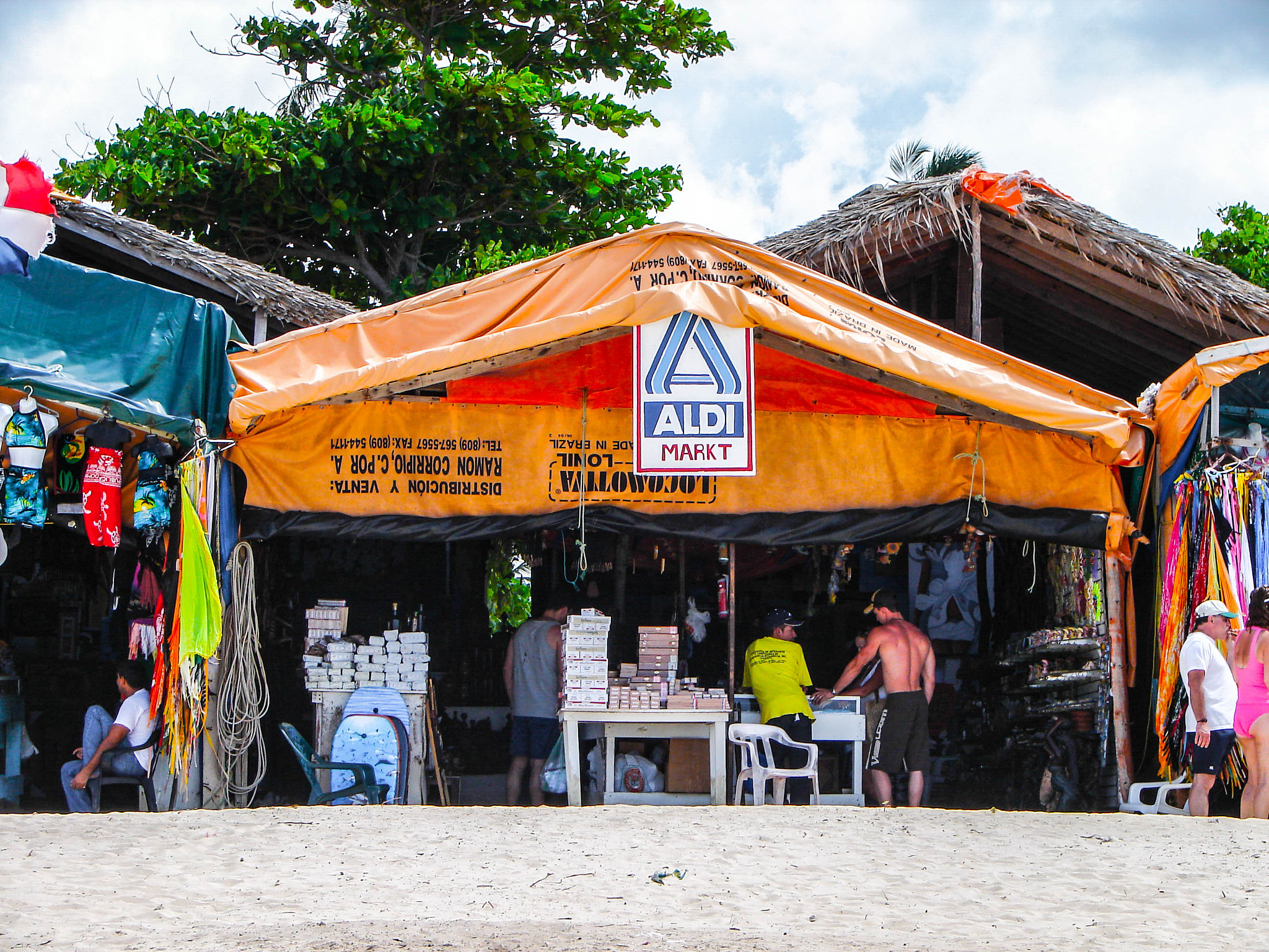 Sony DSC-H1 sample photo. Dominican beach market photography