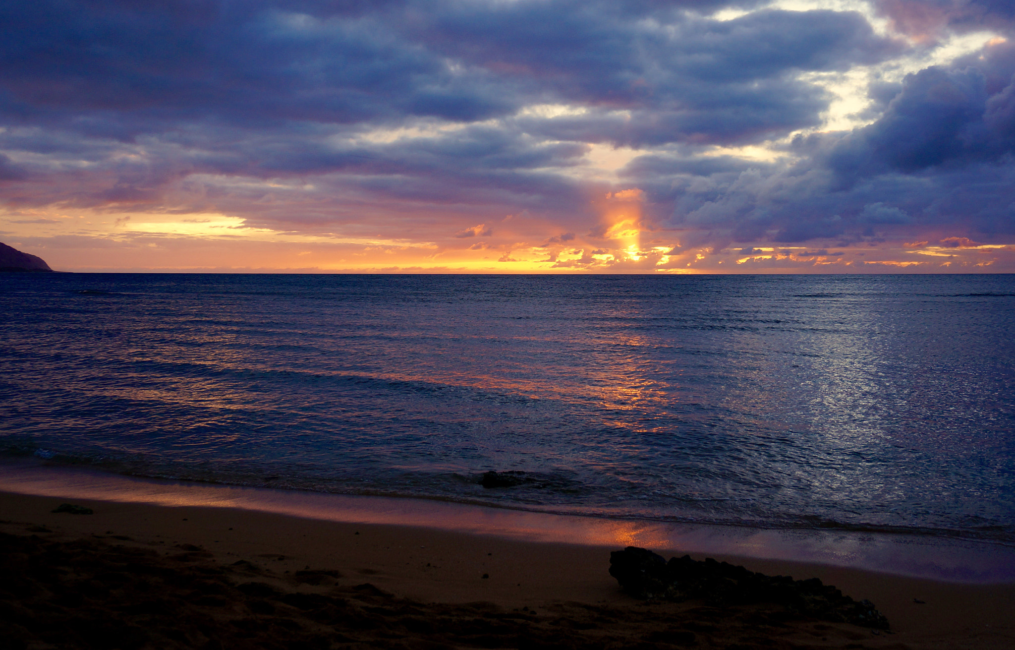 Sony Alpha NEX-5T + Sony E 18-50mm F4-5.6 sample photo. Hawaii sunset photography