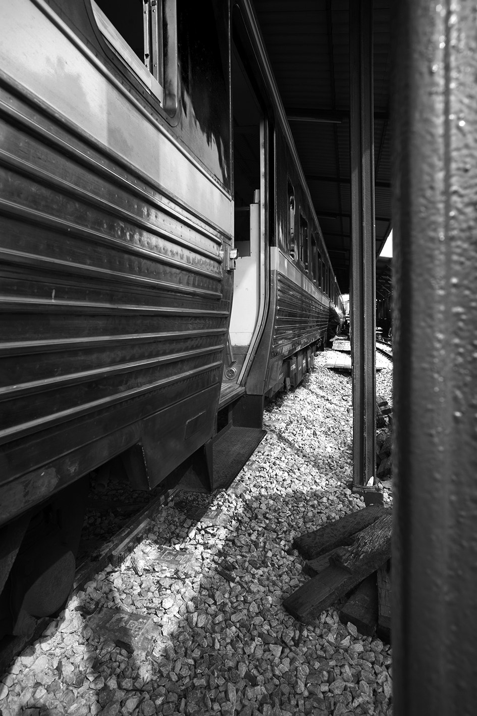 Canon EF 20-35mm F3.5-4.5 USM sample photo. Maeklong station photography
