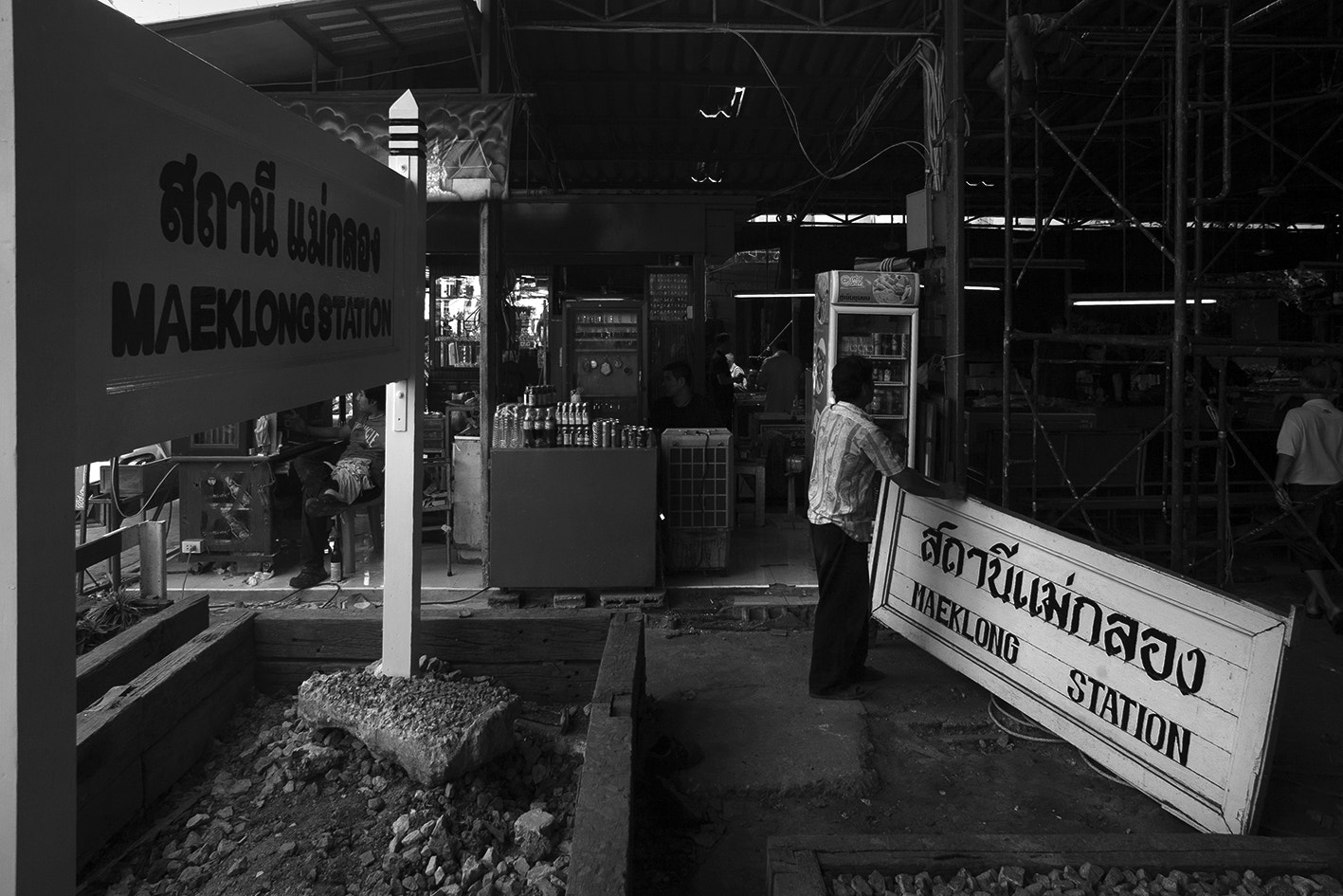 Canon EOS 5D + Canon EF 20-35mm F3.5-4.5 USM sample photo. Maeklong station photography