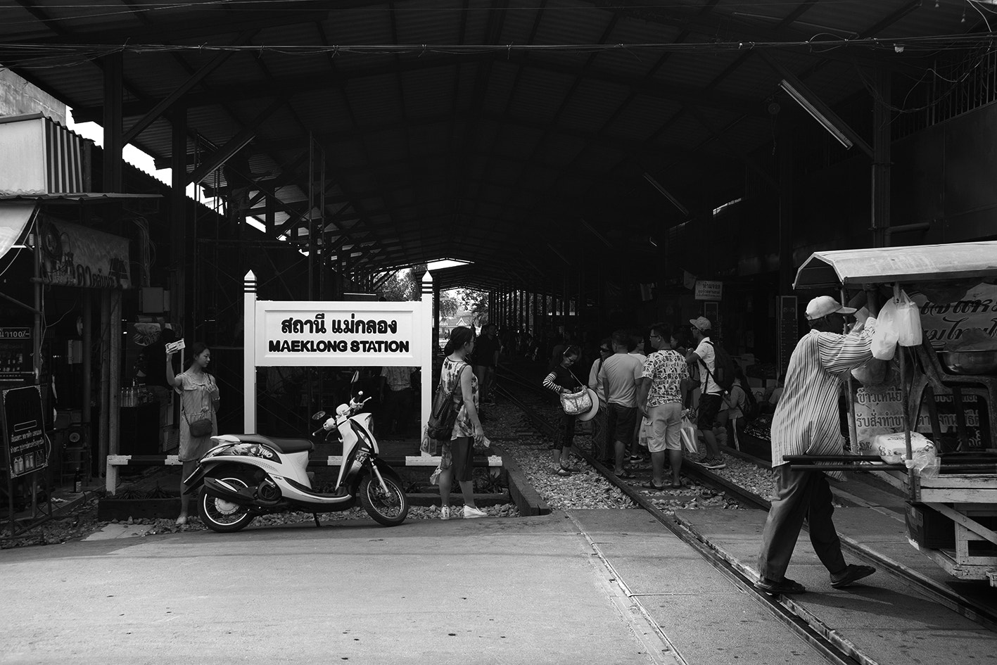 Canon EOS 5D + Canon EF 20-35mm F3.5-4.5 USM sample photo. Maeklong station photography