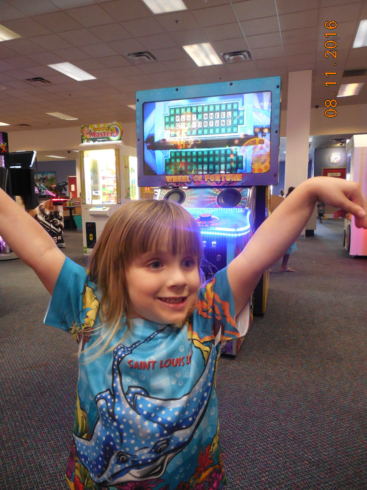 Nikon COOLPIX L620 sample photo. Fun & games at chuck e. cheese photography