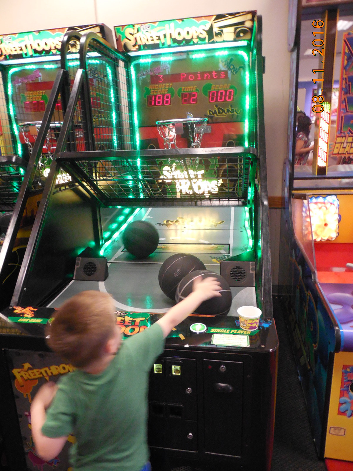 Nikon COOLPIX L620 sample photo. Fun & games at chuck e. cheese photography