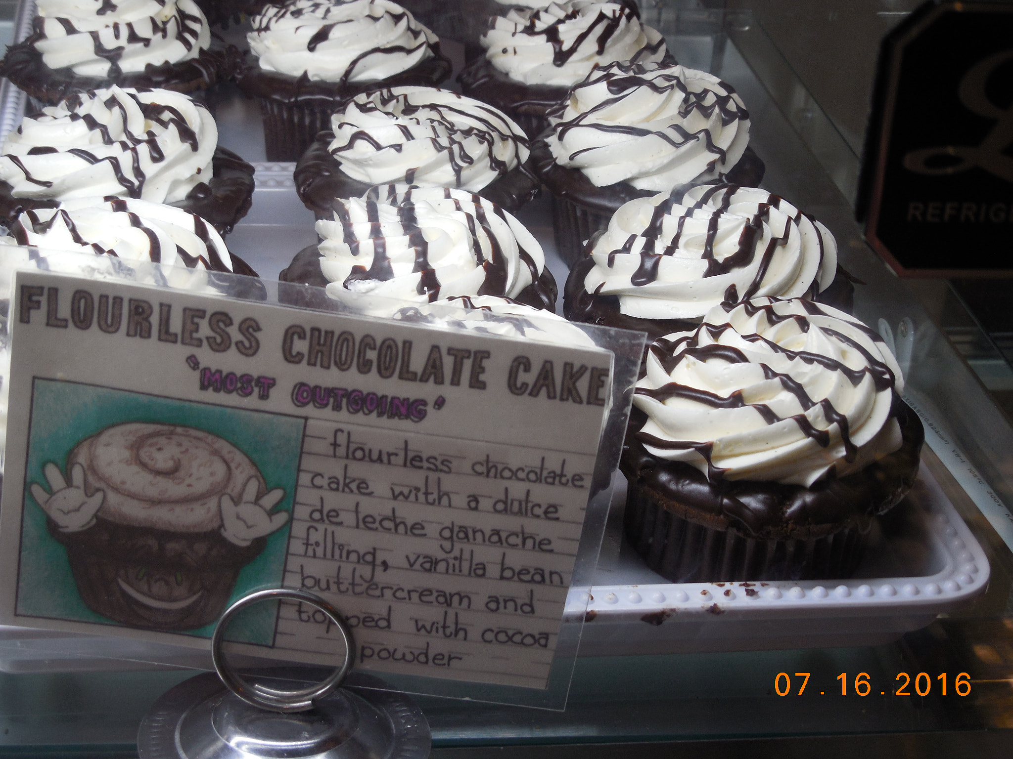 Nikon COOLPIX L620 sample photo. Oh what delicious cupcakes! photography