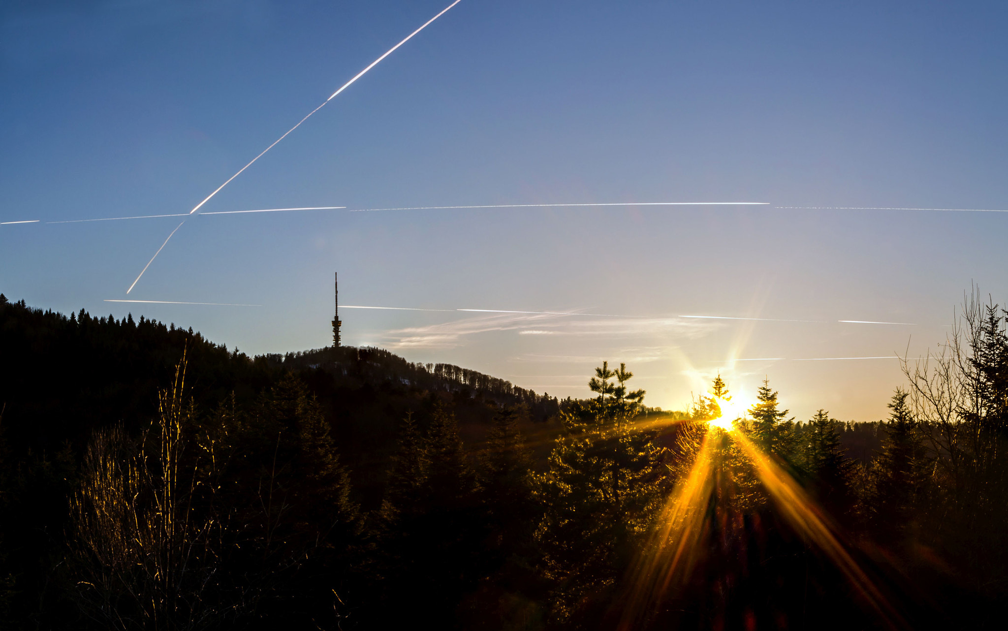 Pentax smc DA 18-55mm F3.5-5.6 AL WR sample photo. Airplane traces photography