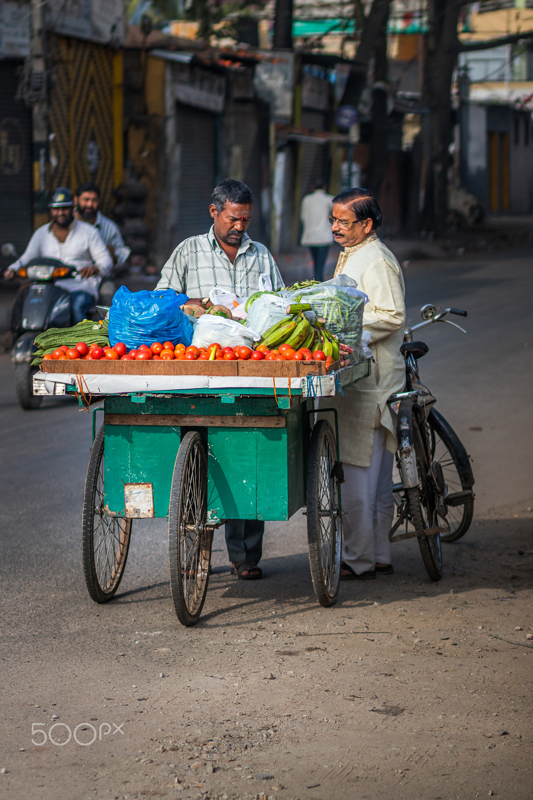 Canon EOS 80D + Canon EF 85mm F1.8 USM sample photo. Vegetables vendors for a sale photography