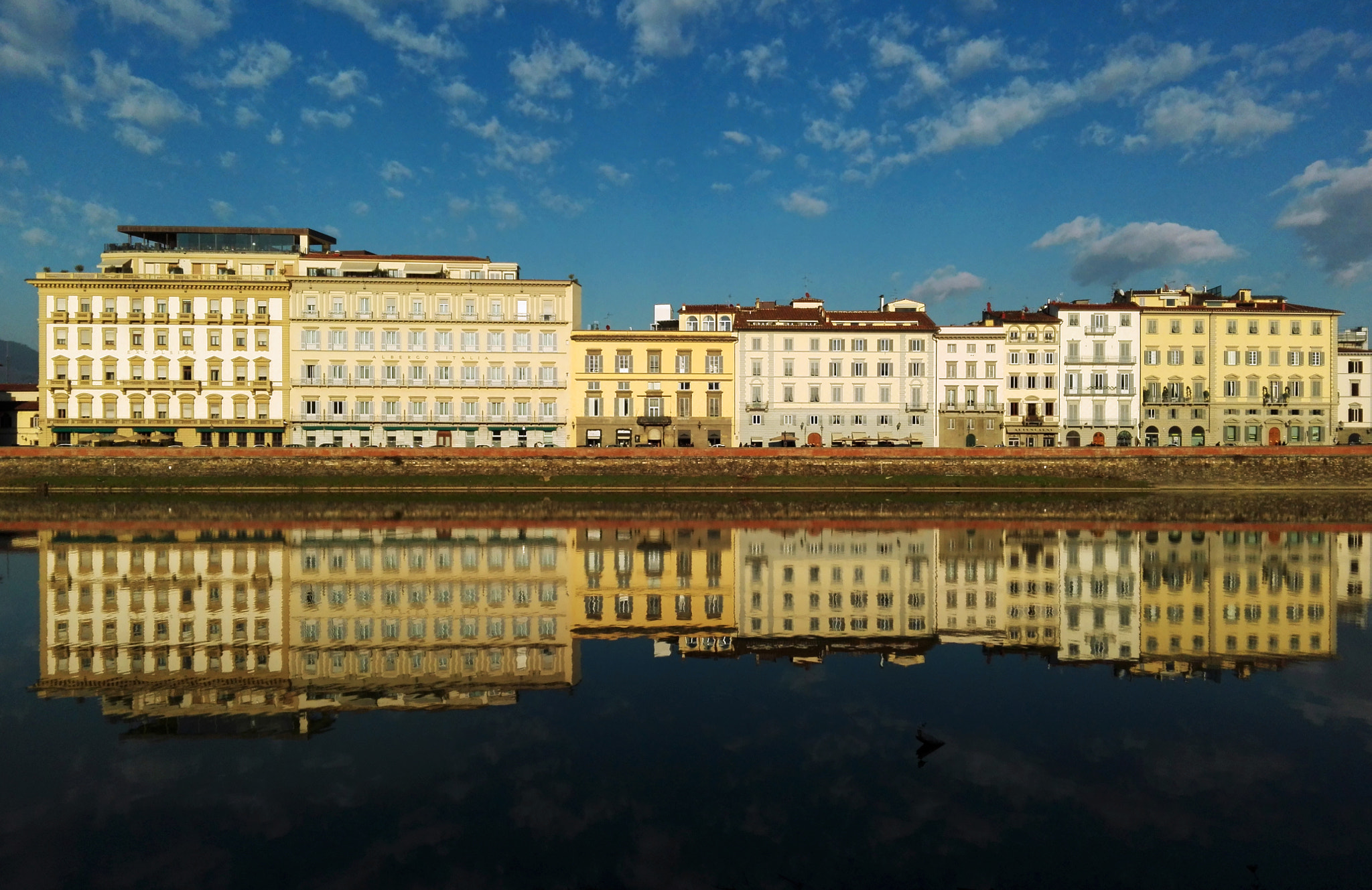 HUAWEI Che2-L11 sample photo. Reflections in the arno river photography