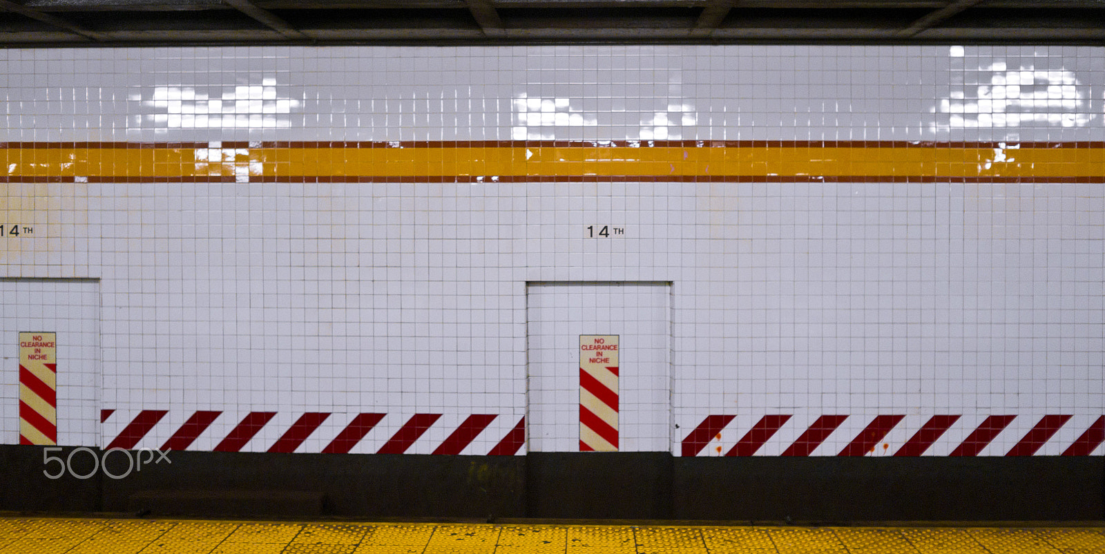 Leica X1 sample photo. New york empty subway ph leonardo cestari photography