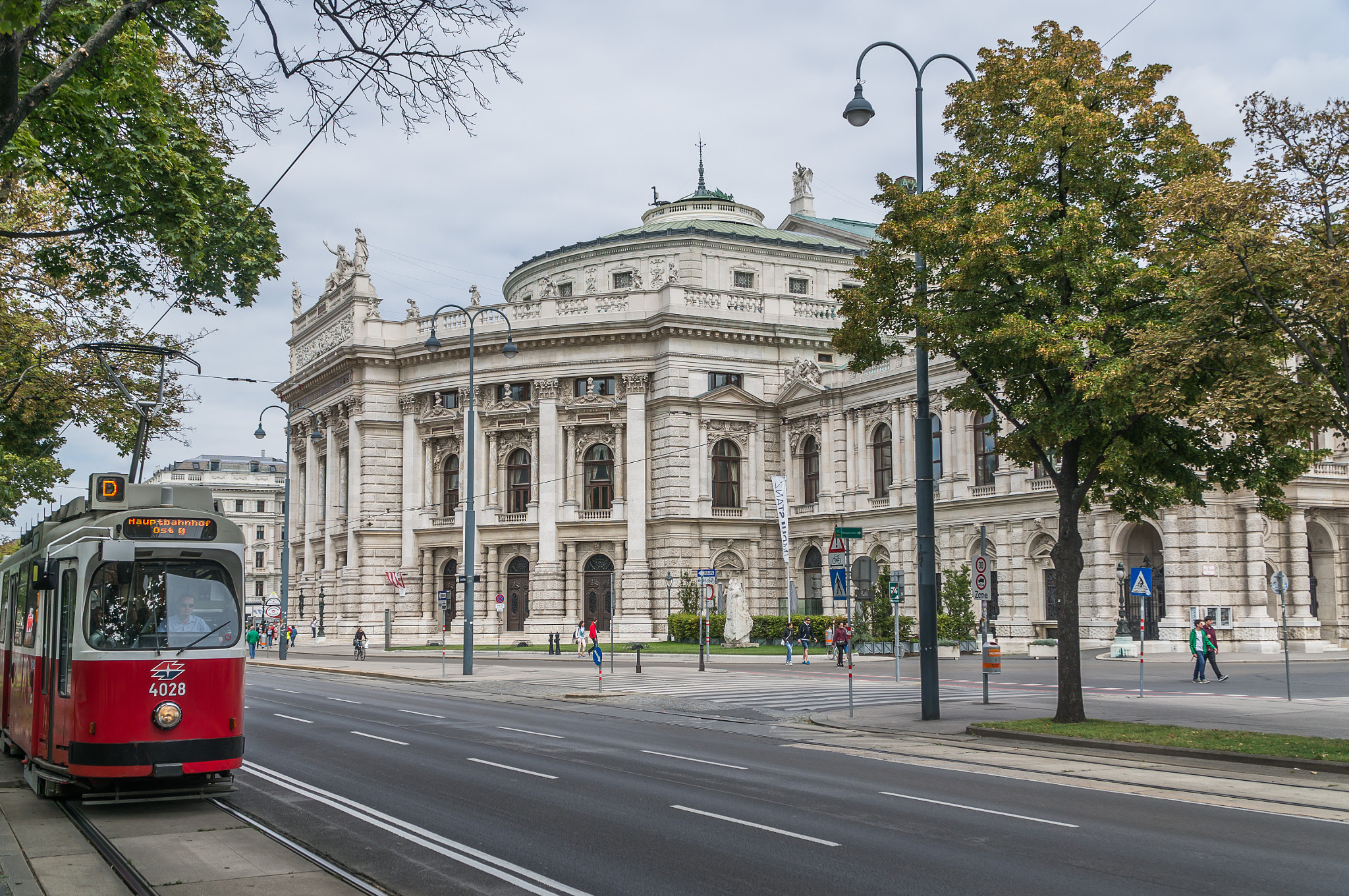Sony Alpha NEX-6 + Sony E PZ 18-105mm F4 G OSS sample photo. Burgtheater und tram photography