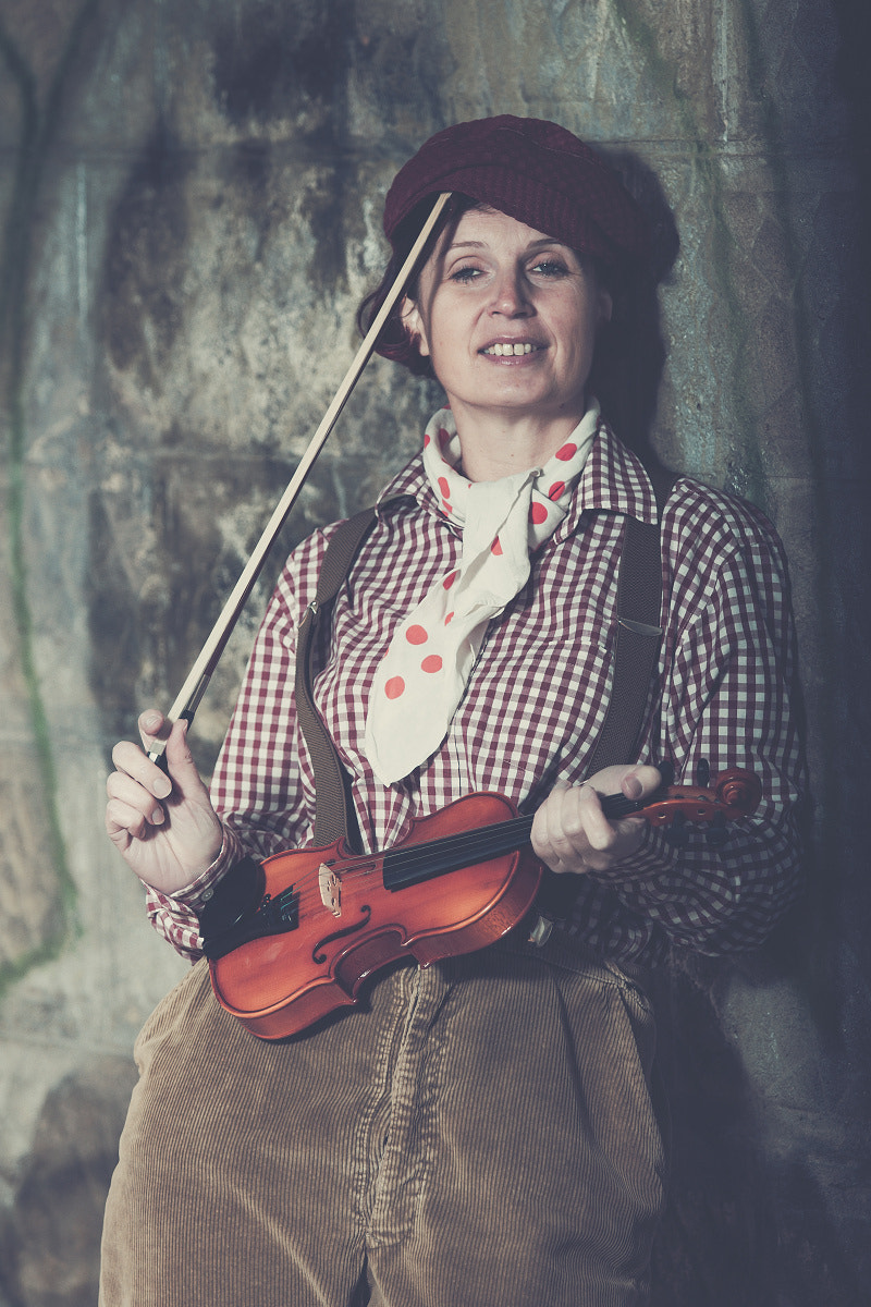 Canon EF 70-200mm F2.8L USM sample photo. Violinist photography