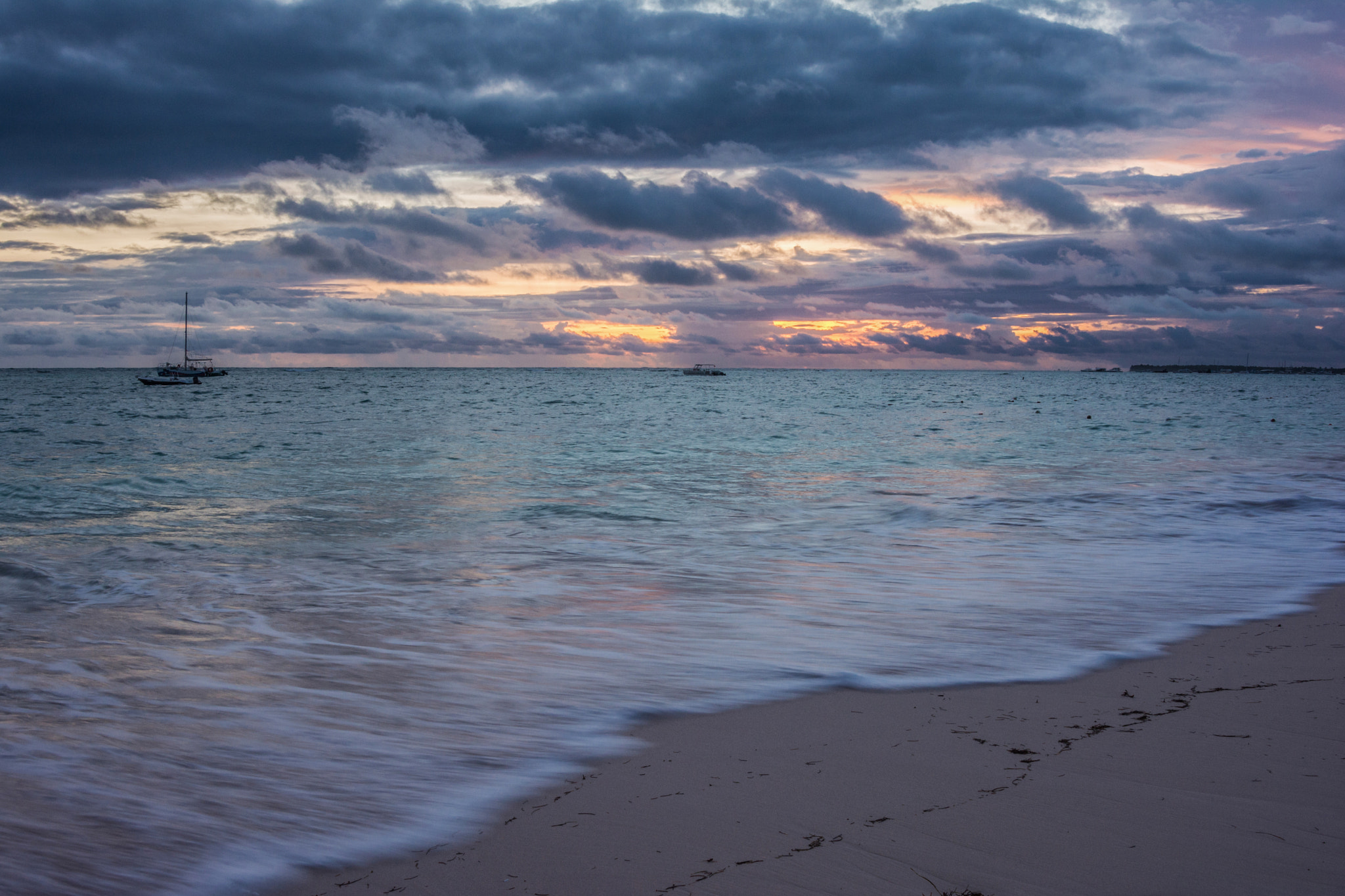 Nikon AF Nikkor 24-85mm F2.8-4D IF sample photo. Coast photography