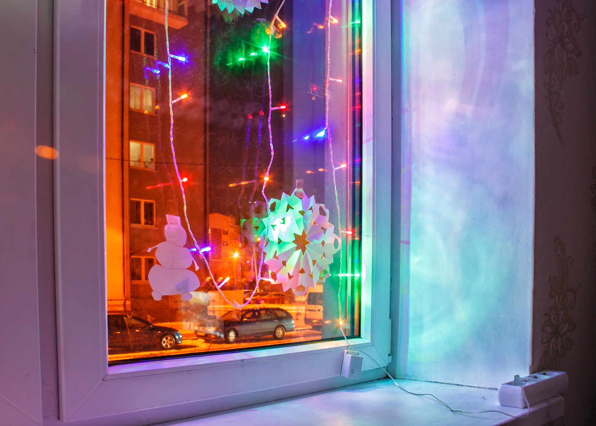 Canon EOS 400D (EOS Digital Rebel XTi / EOS Kiss Digital X) sample photo. Bright colored electric garland in the window photography